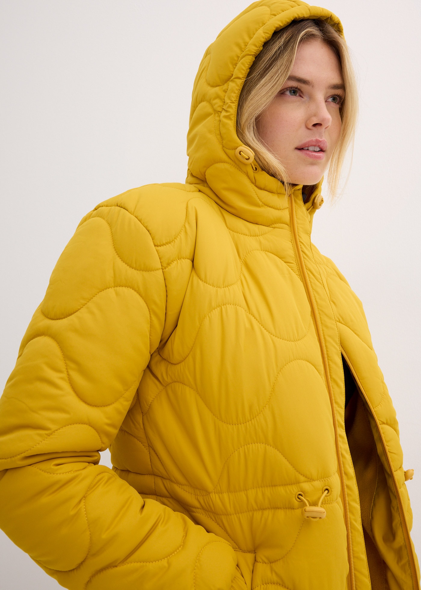 bonprix Steppjacke »Steppjacke« mit Kapuze Casual Stil, Kurzparka mit Taillen-Kordelzug, hochwertige Steppung