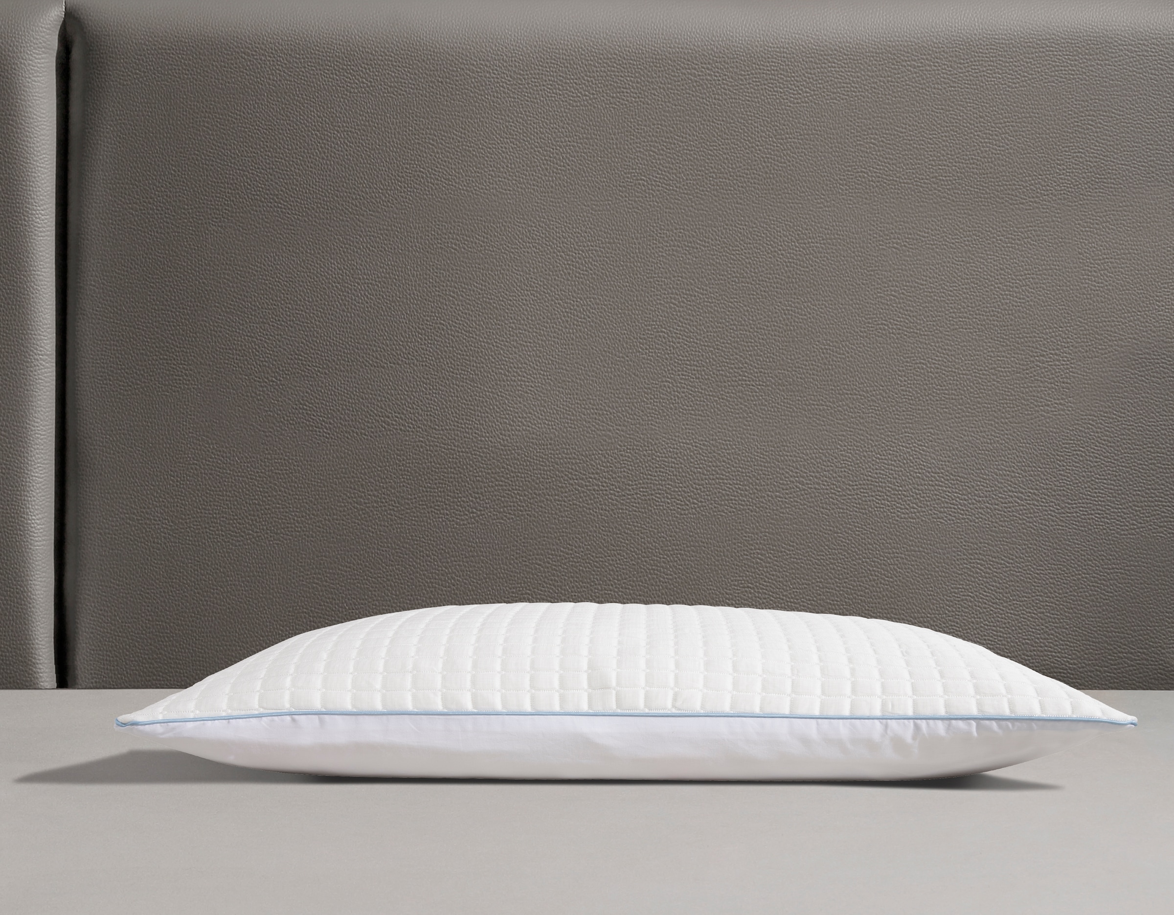 RIBECO Kopfkissen »Olaf, 40x80 & 80x80 cm erhältlich«, Füllung: Polyester, Bezug: Baumwolle & Polyester, (1 St.), mit kühlender Sommer- und weicher Winterseite!