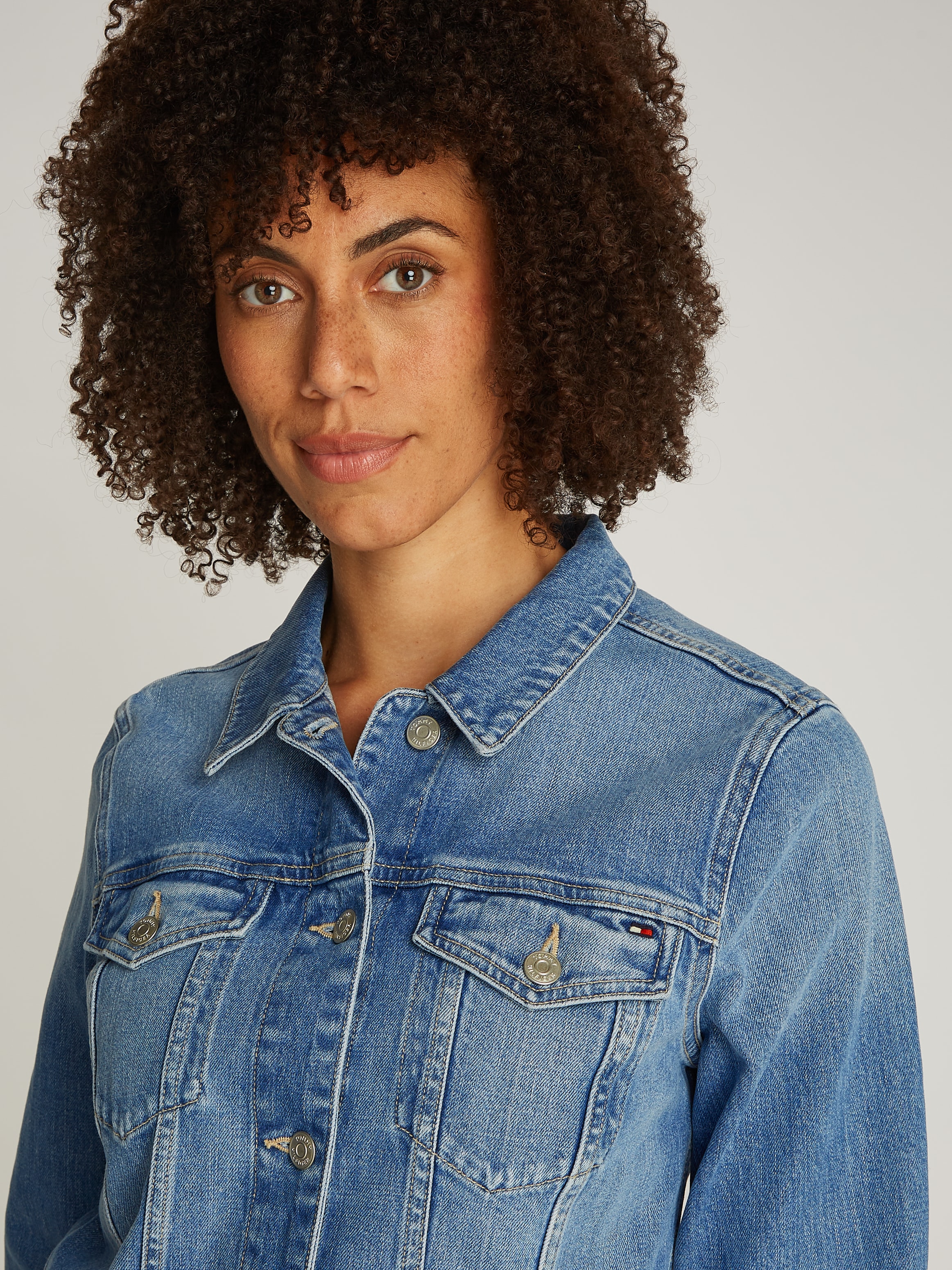 Tommy Hilfiger Jeansjacke »DNM SLIM JACKET UMA«, in blauer Waschung