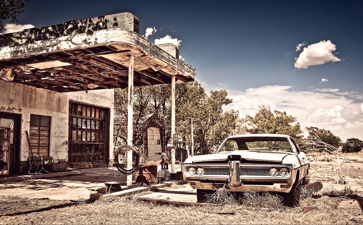 Papermoon Fototapete »Verlassene Tankstelle«