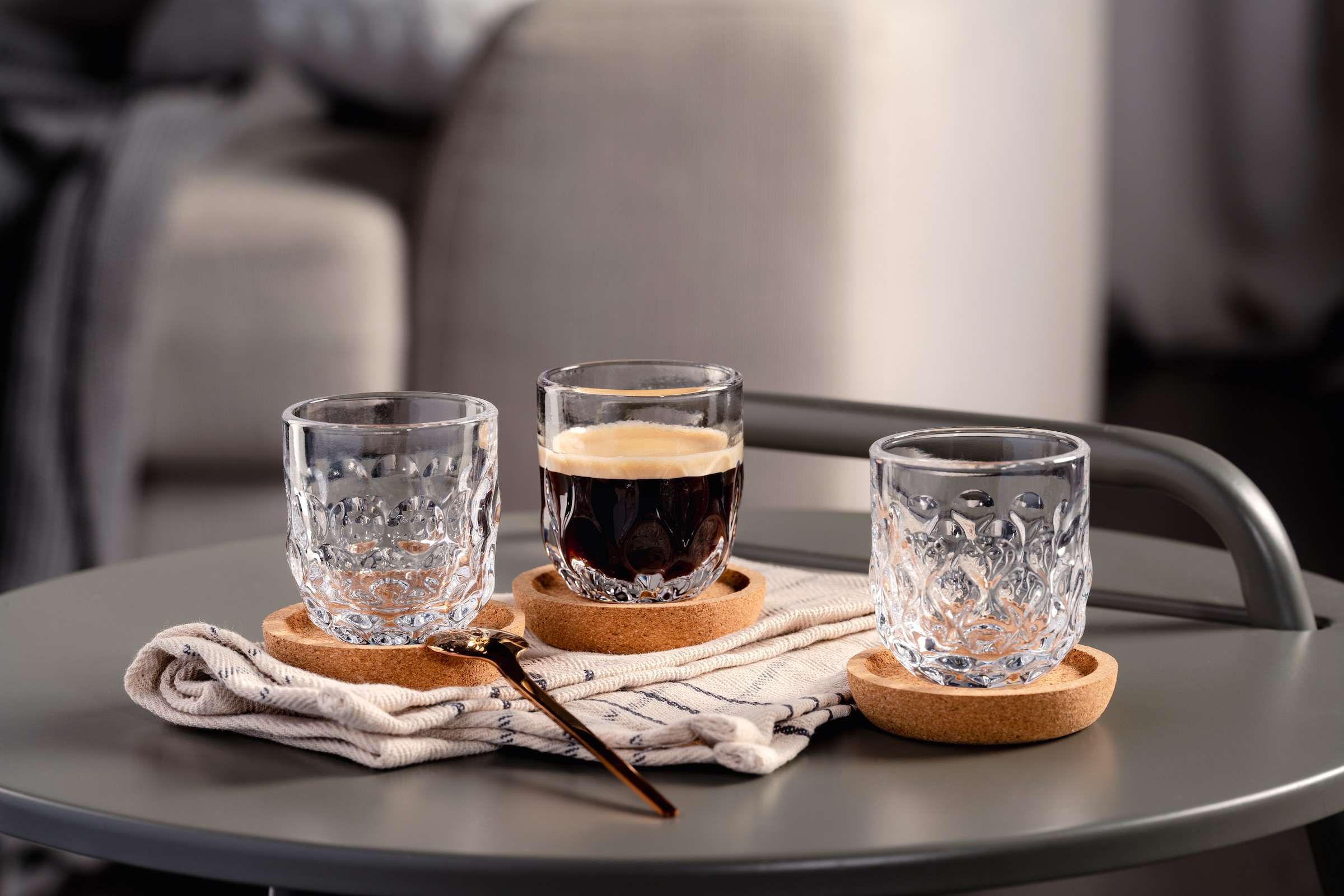 LEONARDO Gläser-Set »Espresso-Set GOCCE, 90 ml, 6-teilig«, (Set, 6 tlg.), 3 Gläser mit unterschiedlichem Tropfenrelief, inkl. Kork-Untersetzer