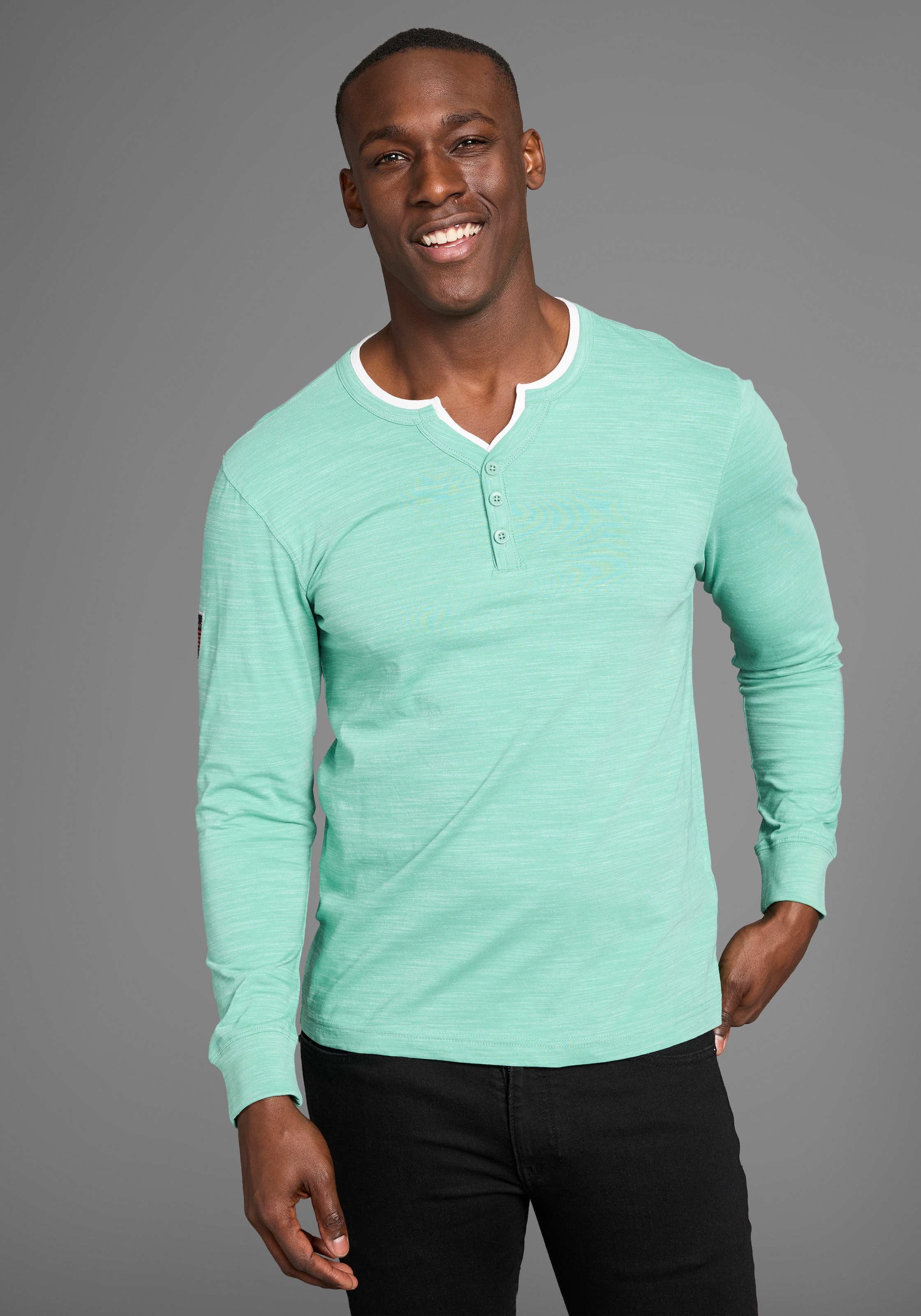 DELMAO Henleyshirt, Langarm, melierte Optik, Henleykragen, aus Baumwollmischung