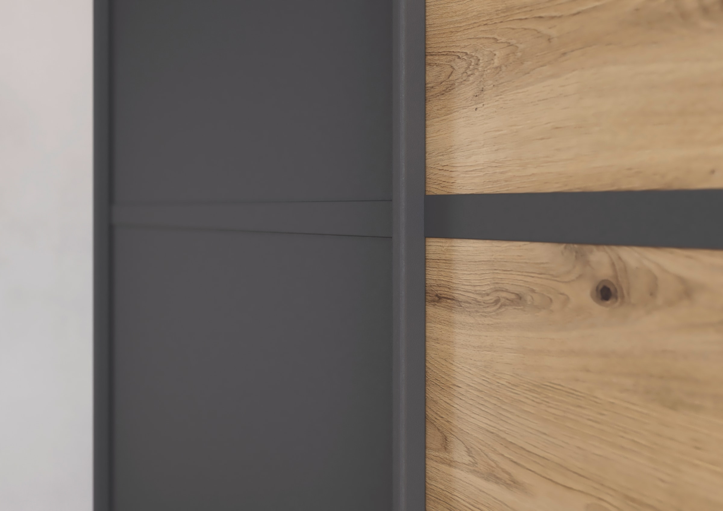 rauch Kleiderschrank »Schwebetürenschrank OTTO´s Choice Garderobe Schrank TOP ANGEBOT Avola«, (in 3 verschiedenen Ausstattungen BASIC/CLASSIC/PREMIUM), mit eleganten Zierleisten in Chrom, Schwarz oder Weiß MADE IN GERMANY