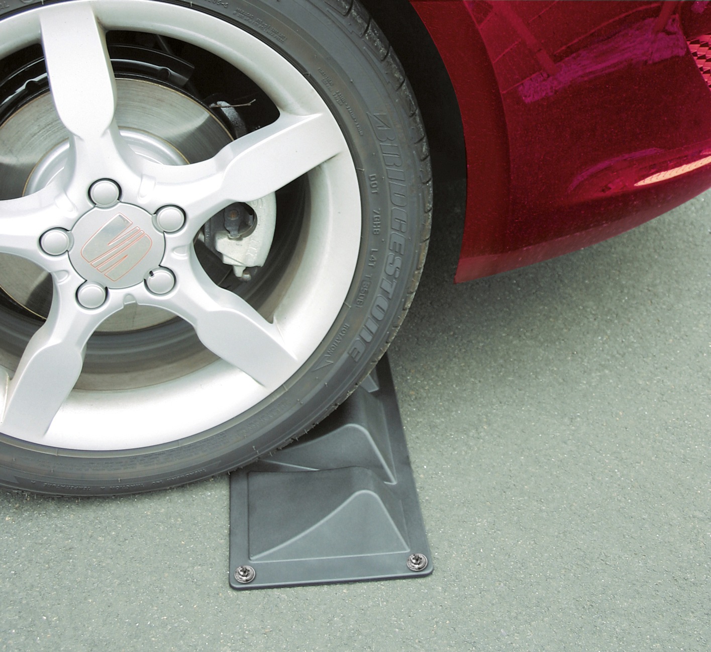 SCHELLENBERG Parkschwelle »für Garagen, Carports und Parkplätze«, Einparkhilfe zum Aufschrauben, 40 x 6 x 20 cm