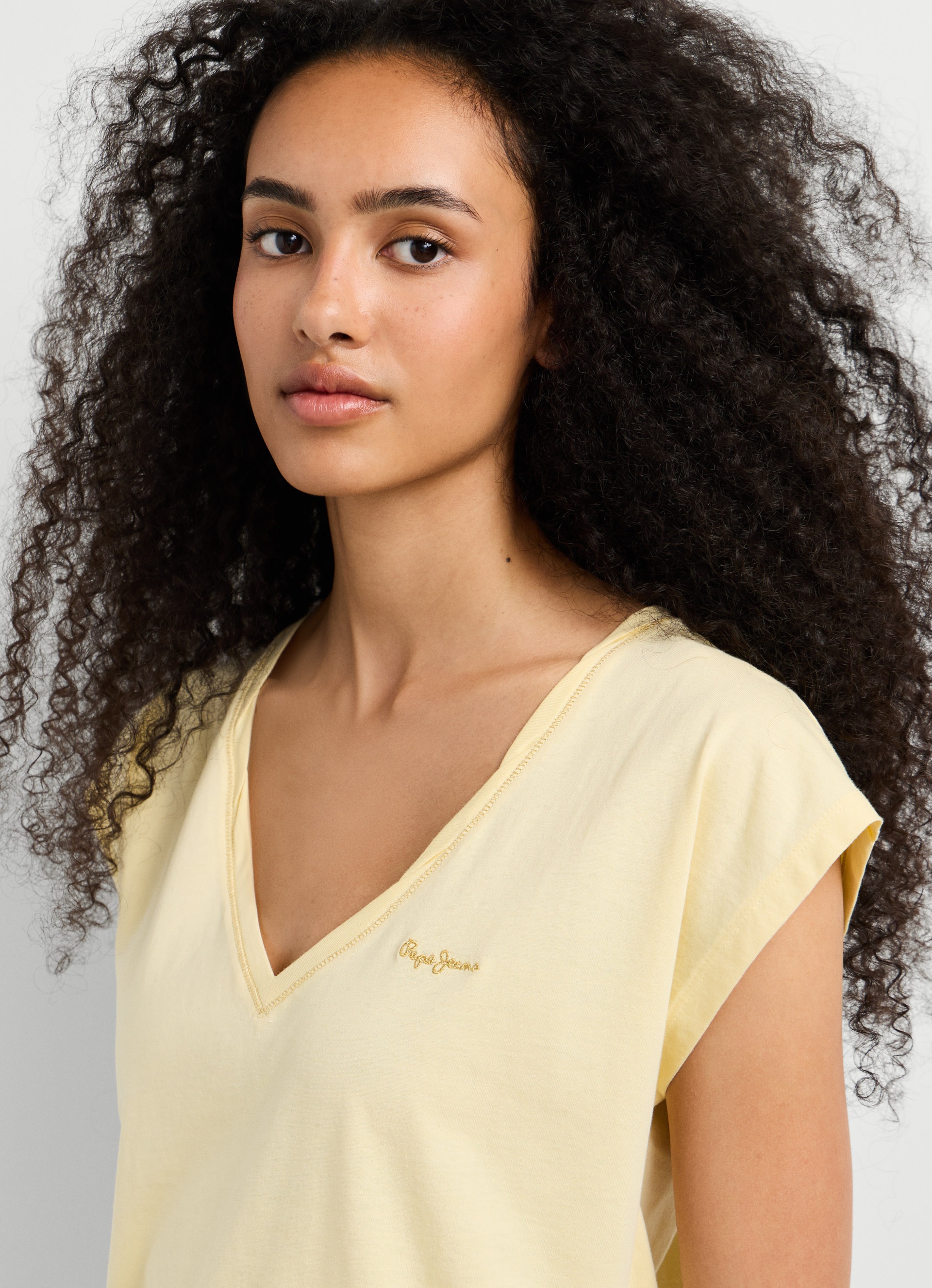 Pepe Jeans T-Shirt »CLOE« mit V-Ausschnitt, Logostickerei