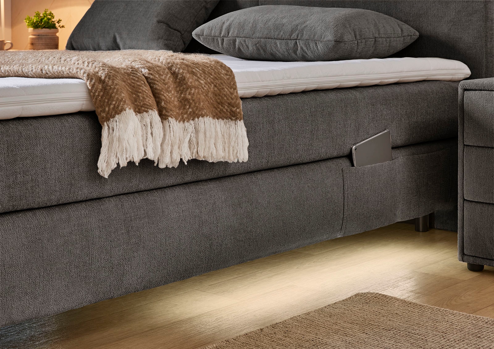 Jockenhöfer Gruppe Boxspringbett »Kira in den Breiten 160x200 & 180x200cm«, inkl. LED-Bel., USB-Ladeports, 7-Zonen-Matr., Topper, div. Härtegrade