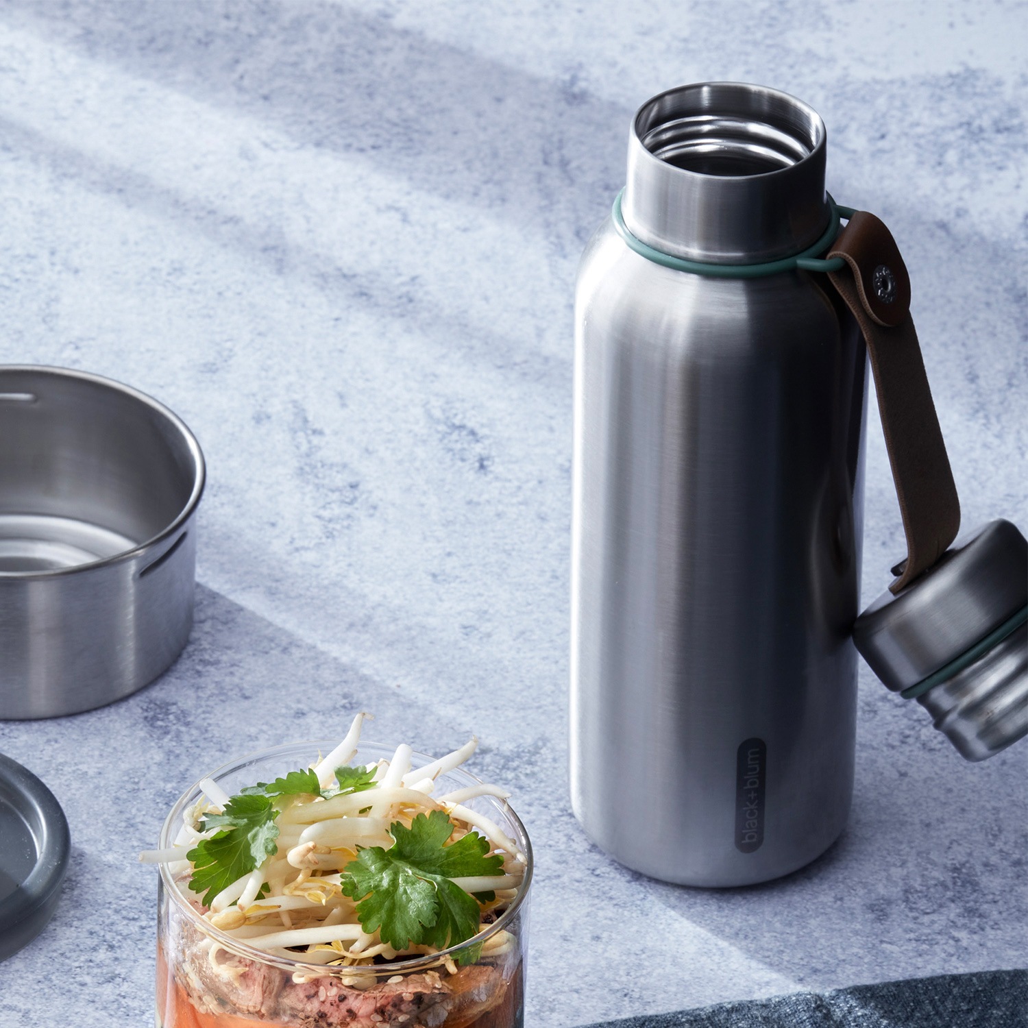 black+blum Isolierflasche »Insulated Bottle«, Edelstahl, Tragschlaufe aus Kunstleder, 500 ml