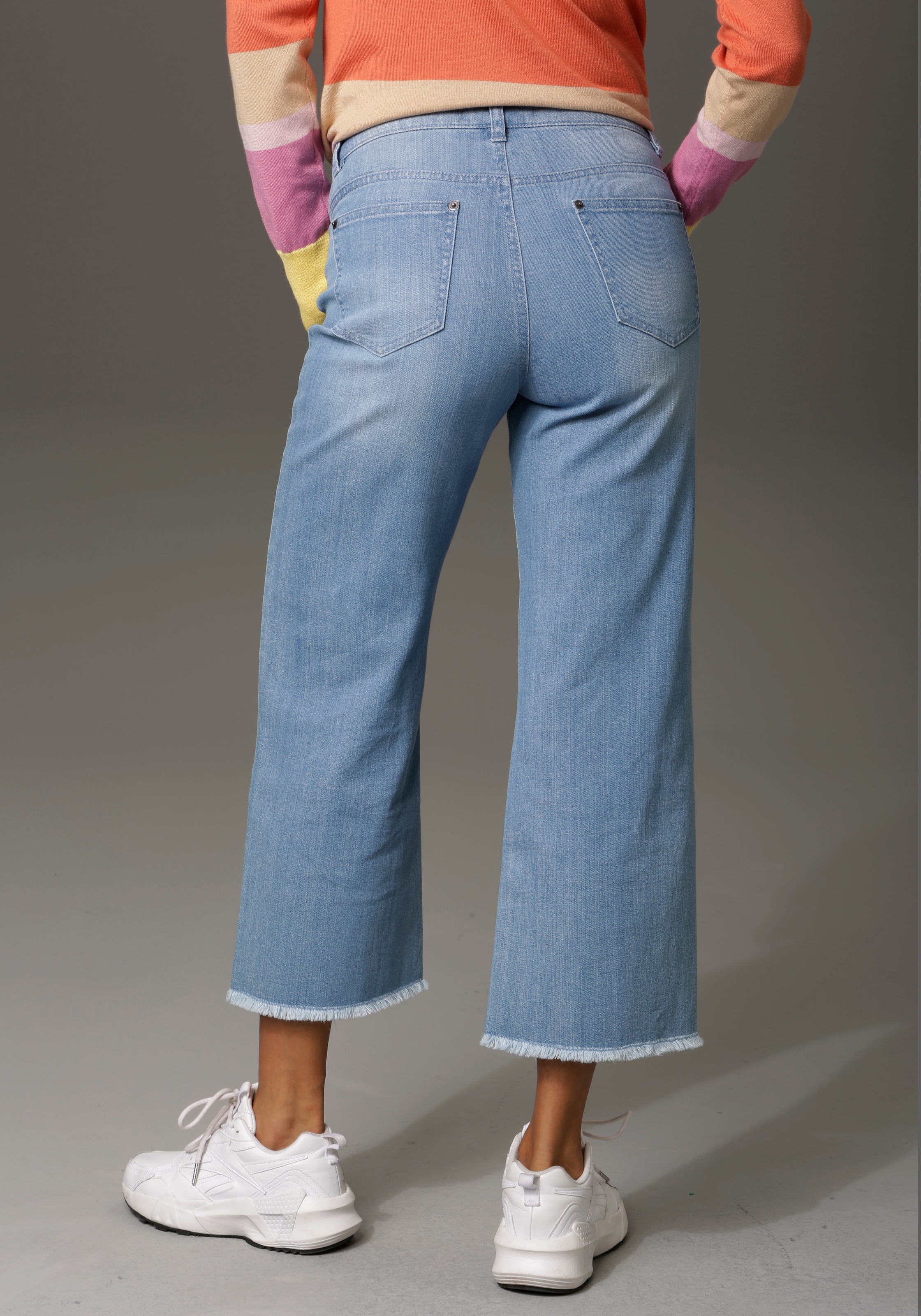 im Aniston kaufen leicht 7/8-Jeans, ausgefranstem CASUAL mit Online-Shop Beinabschluss