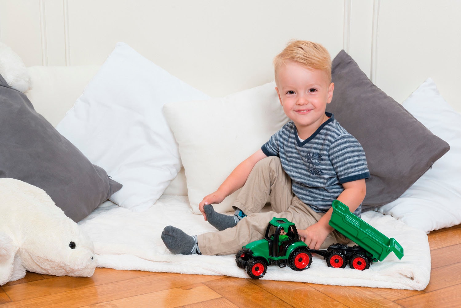 Lena® Spielzeug-Traktor »Truckies« mit Anhänger; inklusive Spielfigur; Made in Europe