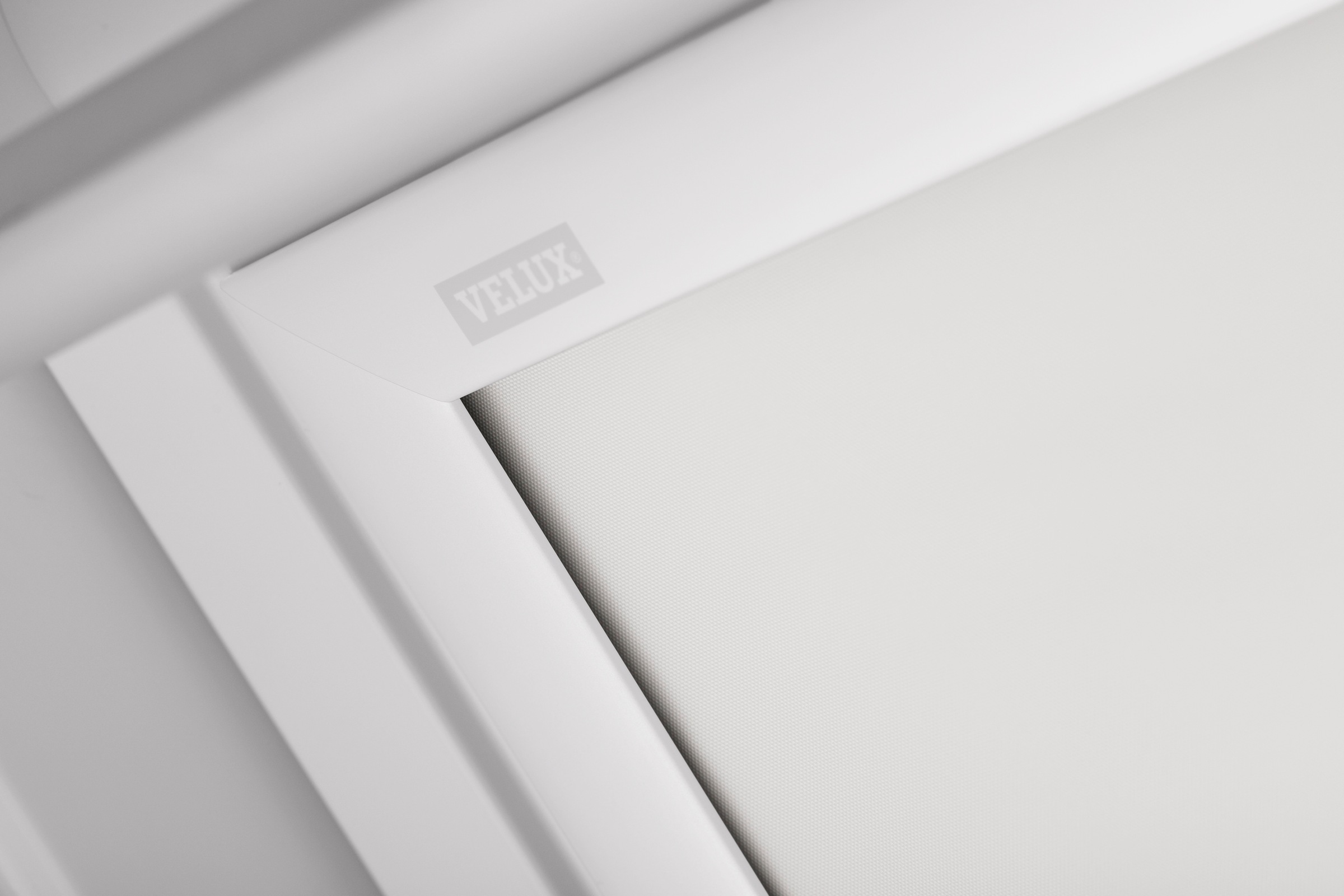 VELUX Verdunklungsrollo »DKL C02 1025SWL«, verdunkelnd, Verdunkelung, ohne Bohren, in Führungsschienen, weiße Führungsschienen & Griffleiste