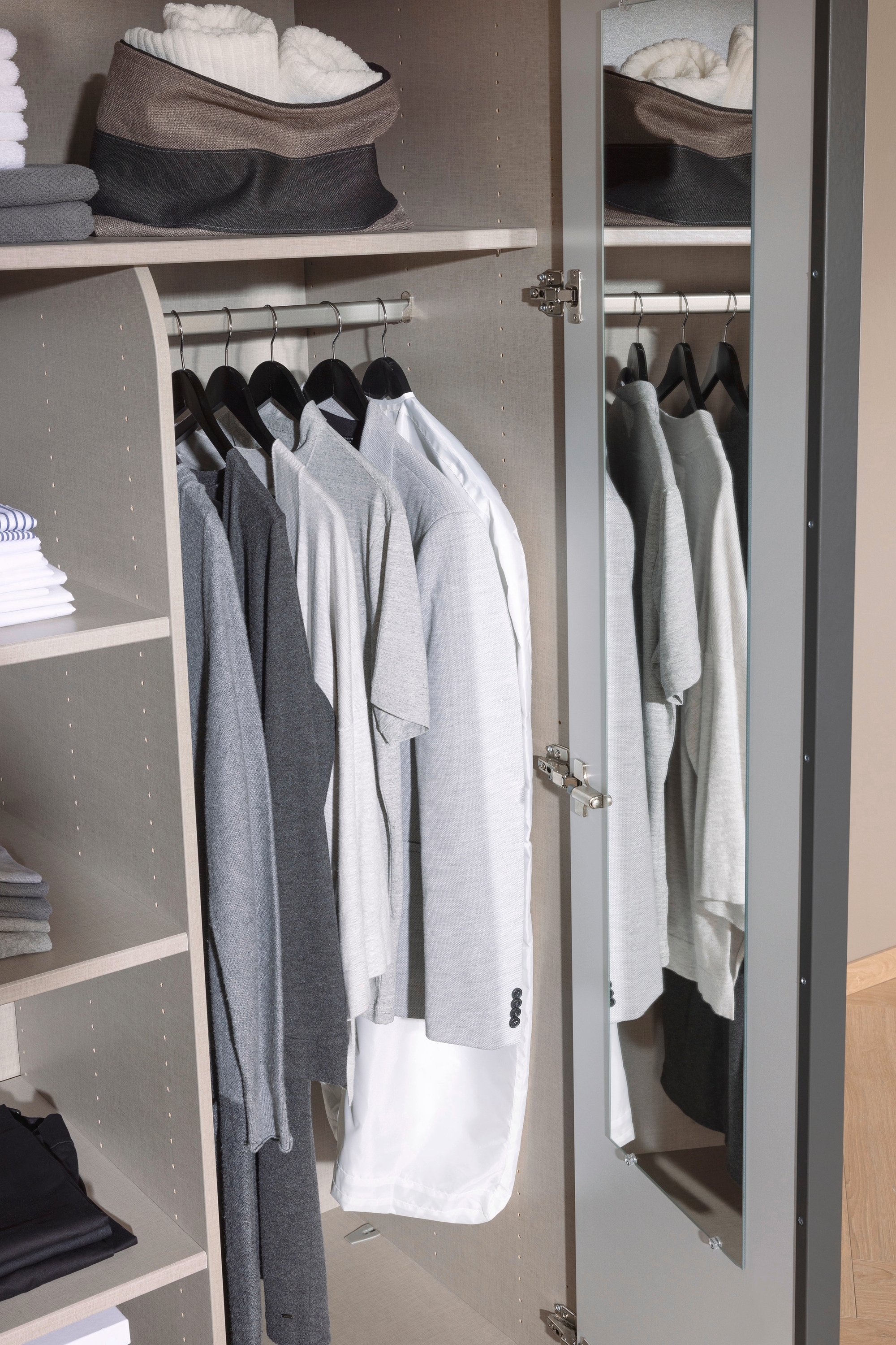 rauch Drehtürenschrank »Kleiderschrank Schrank Garderobe SKAT SHINE mit hochwertigem,«, transparentem Grauglas inkl. umfangreichem Zubehör MADE IN GERMANY