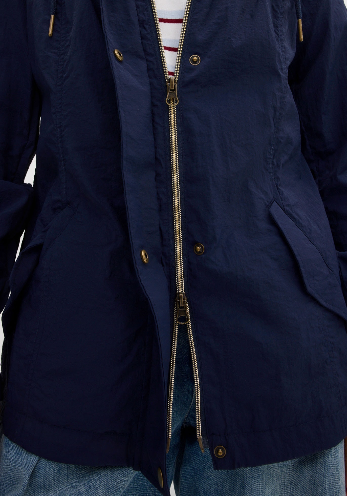 bonprix Allwetterjacke mit Kapuze sportlicher Stil, leichter Parka mit Kapuze, mit seitlichen Taschen