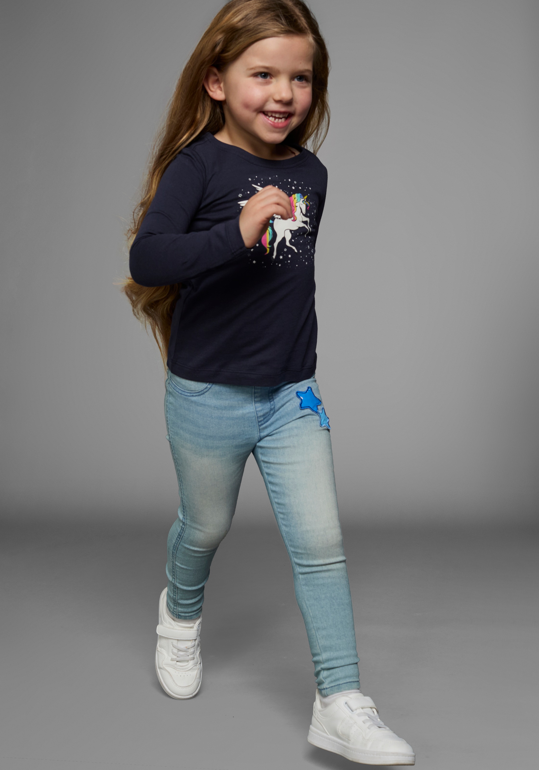 KIDSWORLD Langarmshirt »mit süßem Einhorn Druck«, langärmlig, hüftlange Passform, stylischer Druck