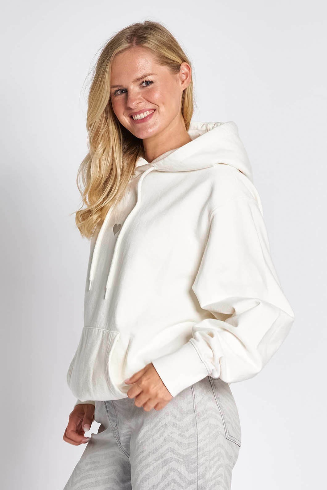 Zhrill Kapuzensweatshirt »ZHILLI«, mit Herz-Print und Kängurutasche