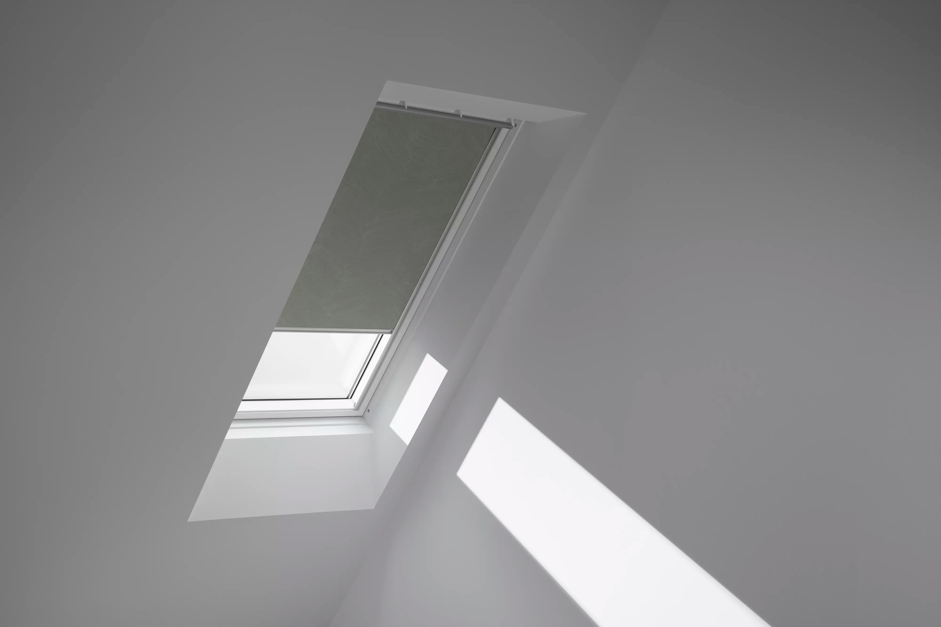 VELUX Verdunklungsrollo »DKL 4575S« verdunkelnd ohne Bohren in Führungsschienen alufarbene Führungsschienen & Griffleiste