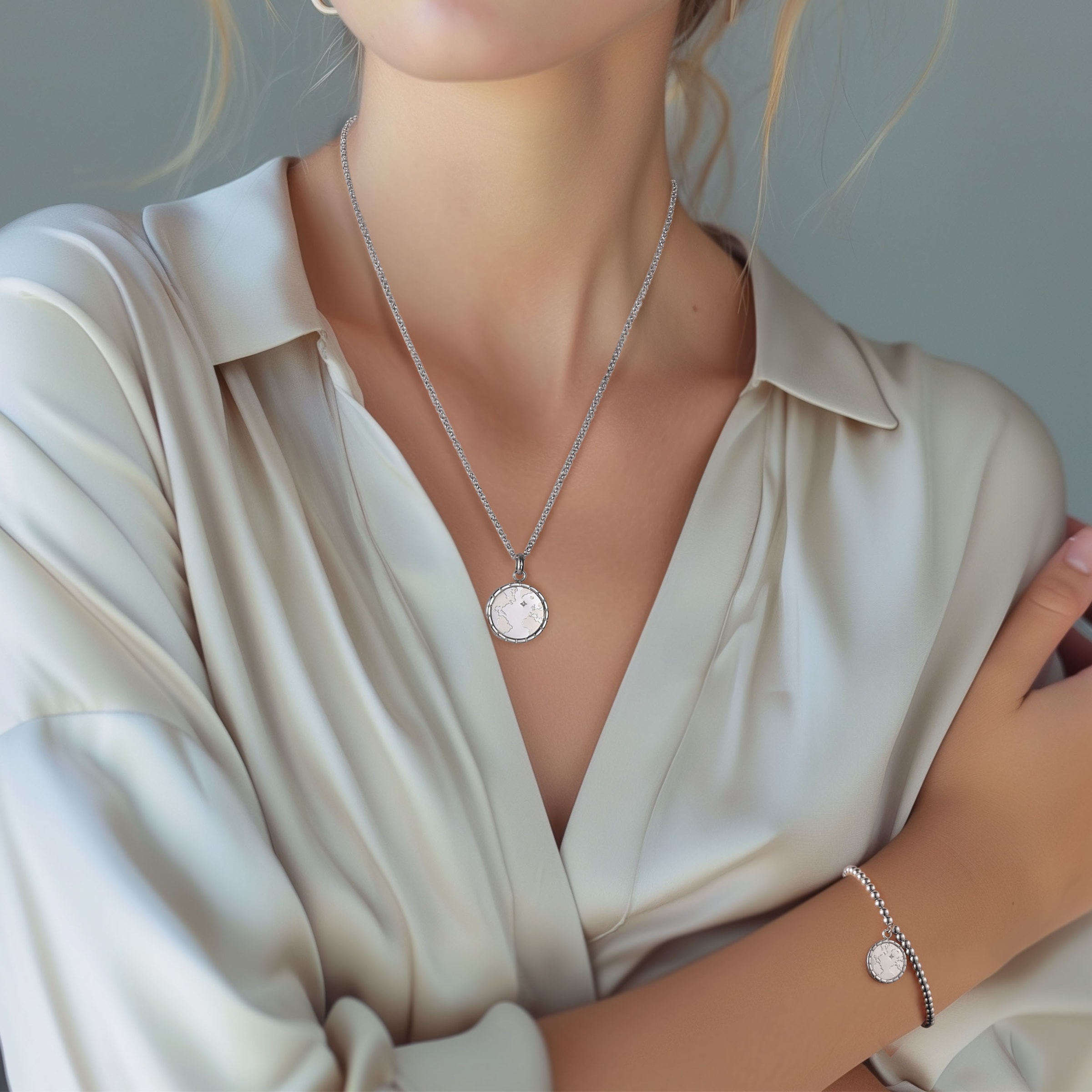 Firetti Armband »Schmuck Geschenk Edelstahl Armschmuck Armkette Planet Earth Welt« mit Zirkonia (synth.)