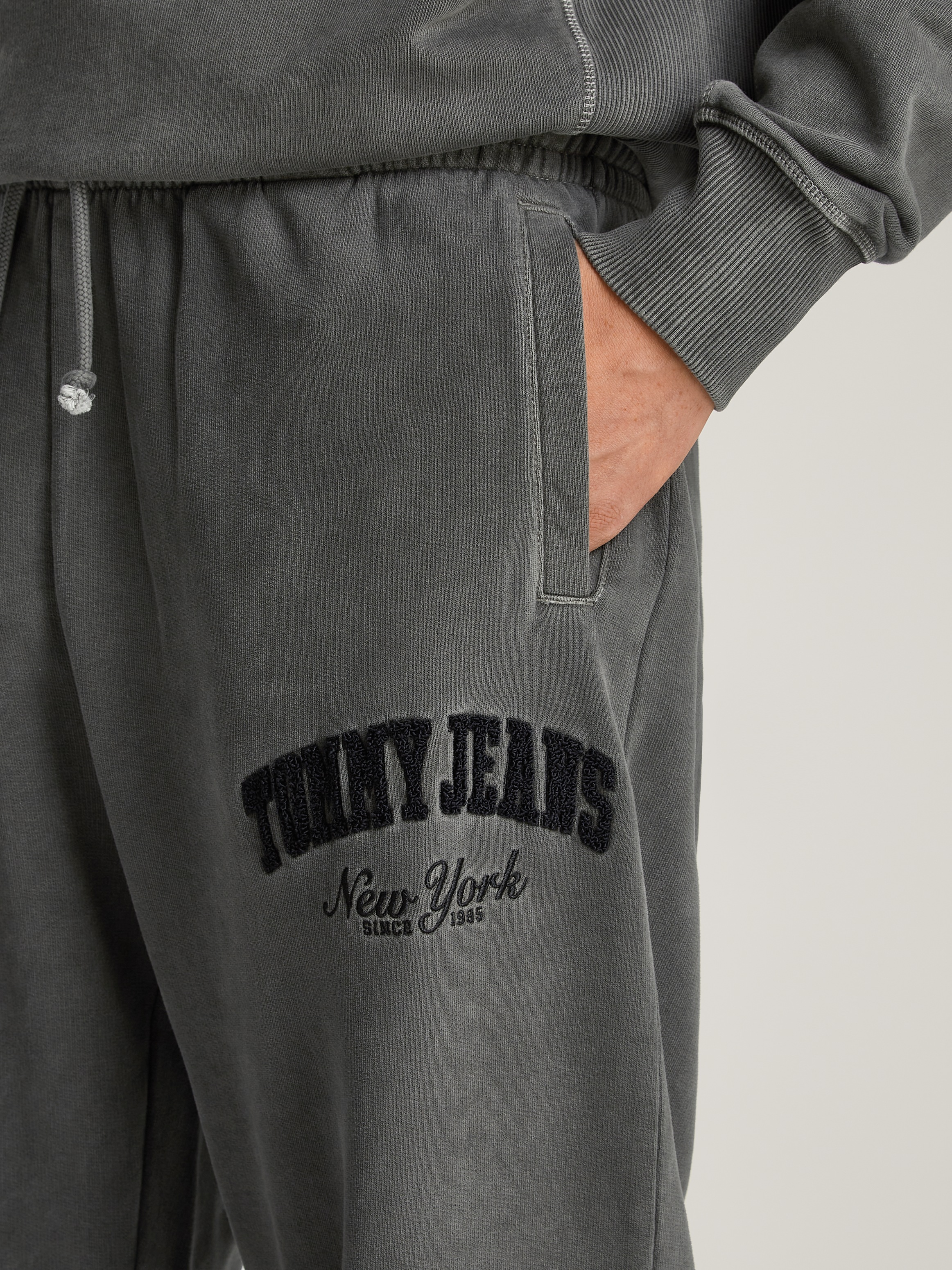 Tommy Jeans Jogginghose »TJM RLX VINTAGE VARSITY JOGGER«, mit Logostickerei