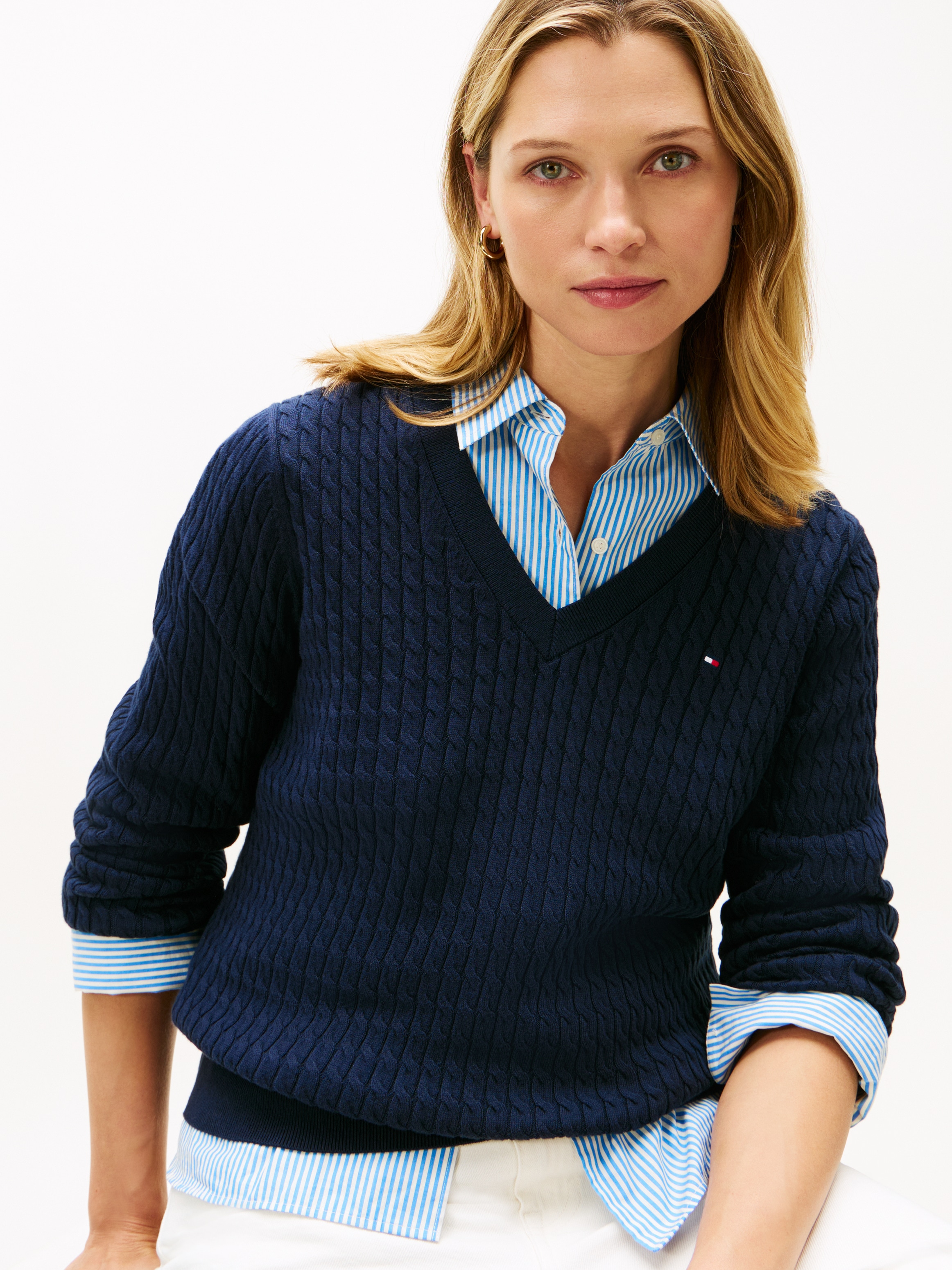 Tommy Hilfiger V-Ausschnitt-Pullover »CO CABLE V-NK LS SWT« mit Zopfmuster, Logostickerei