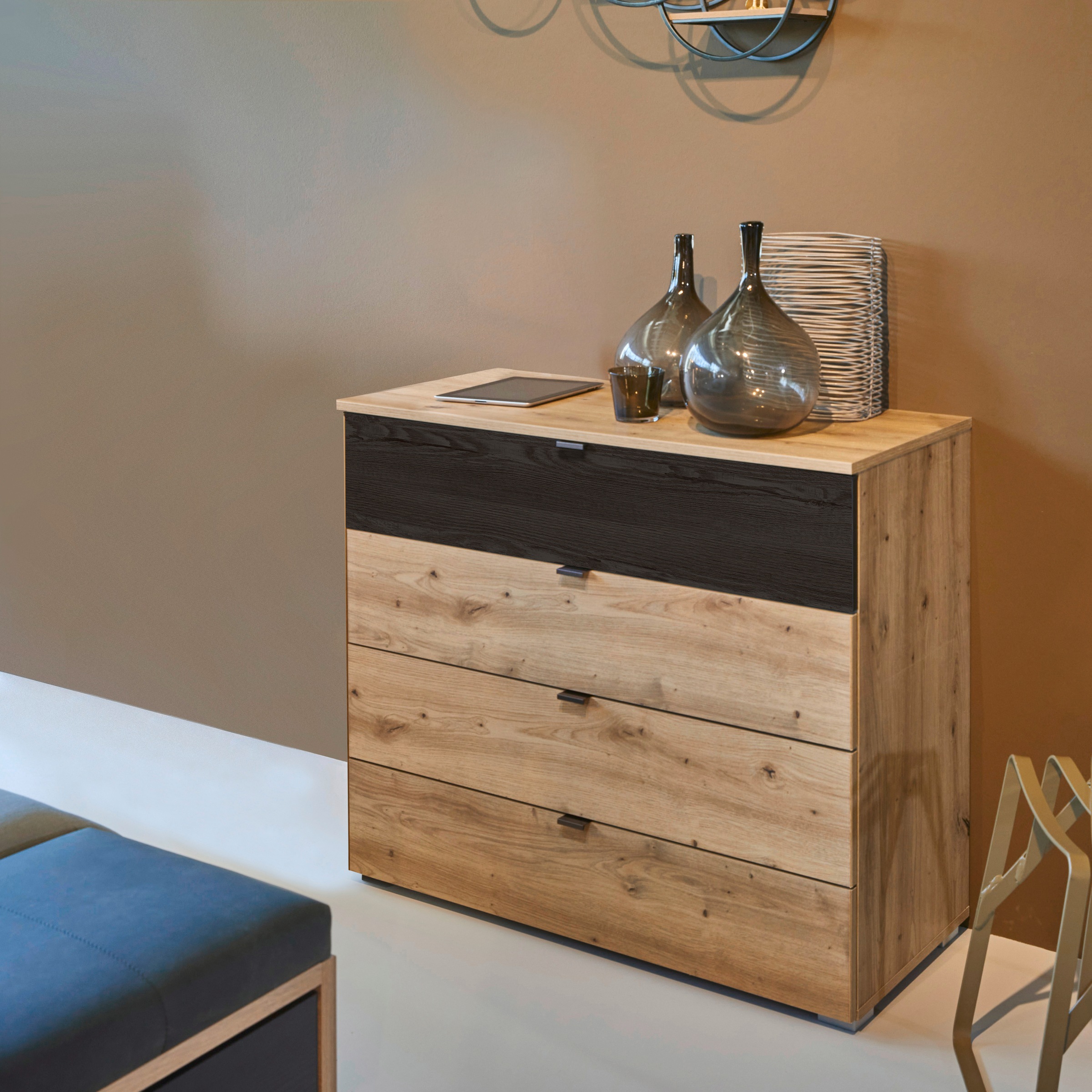 rauch Schubkastenkommode »Kommode Sideboard Schubladenkommode APOLLON«, mit 4 Schubladen, 1 Schublade in Absetzung Black oak MADE IN GERMANY