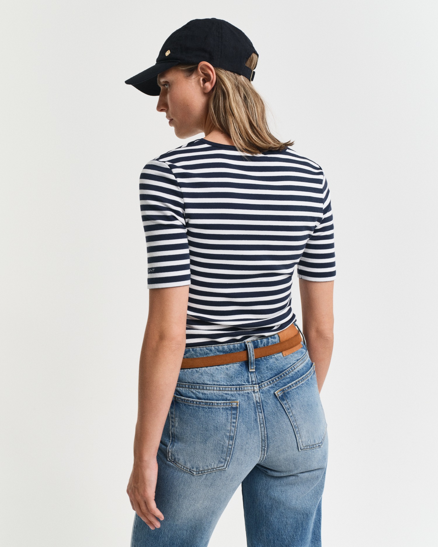 Gant T-Shirt »SLIM STRIPED 1X1 RIBBED KA T-SHIRT« mit dezentem Logoschriftzug am Ärmelabschluss