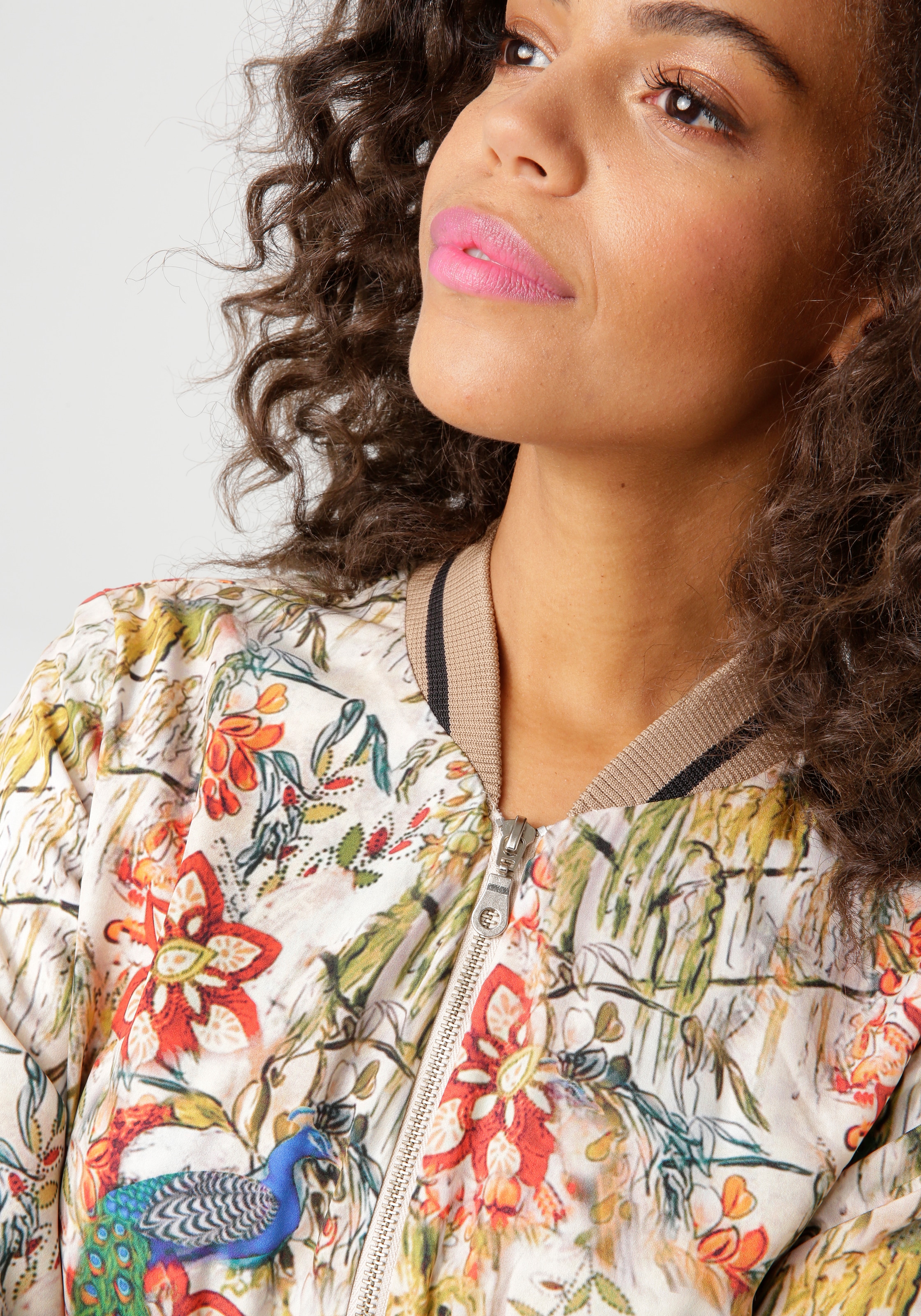 Aniston CASUAL Blouson, mit farbenfrohen Pfauen und Blumen bedruckt