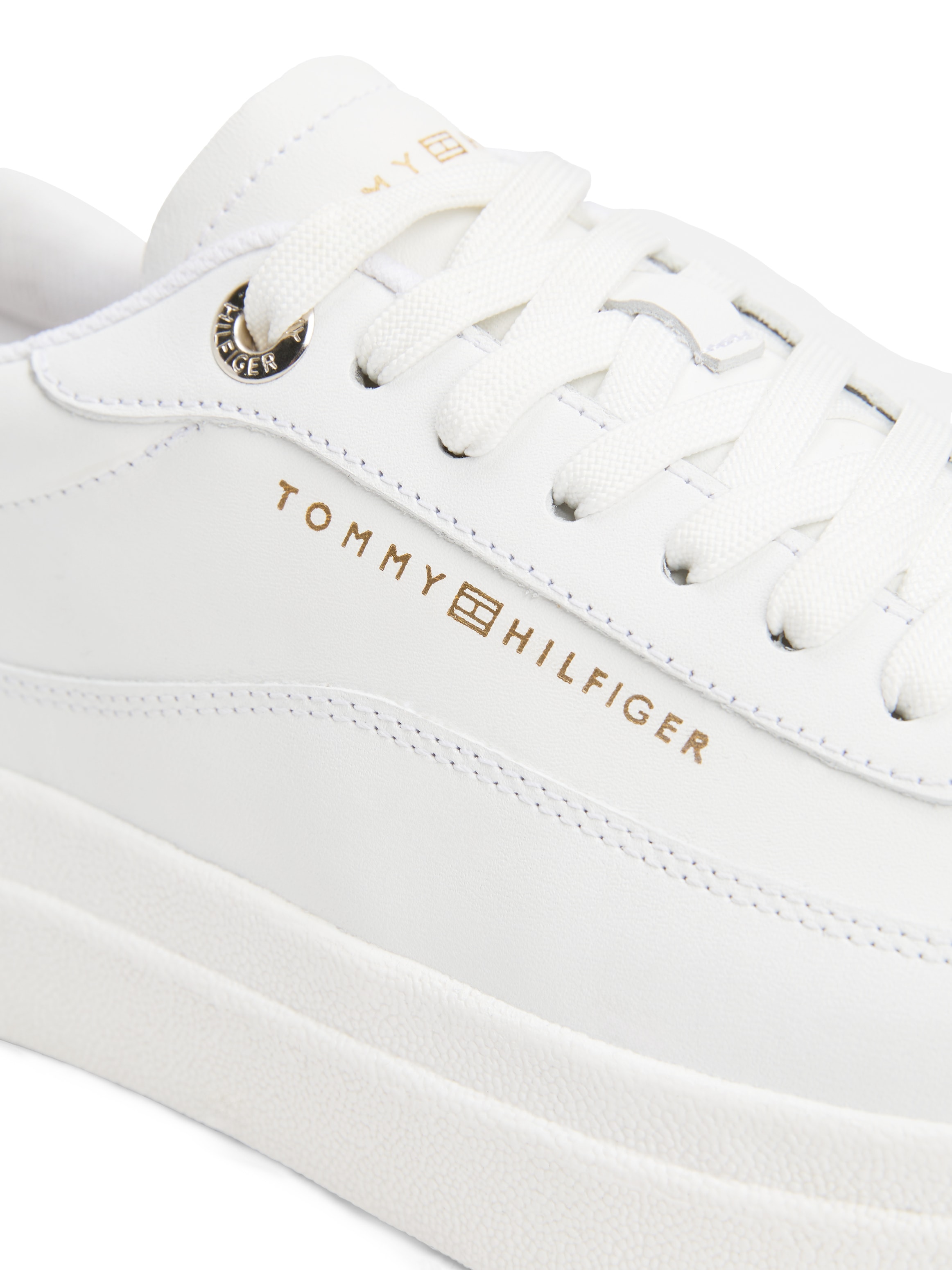 Tommy Hilfiger Plateausneaker »MODERN COURT SNEAKER LTHR«, Freizeitschuh, Halbschuh, Schnürschuh mit Kontrast-Logo