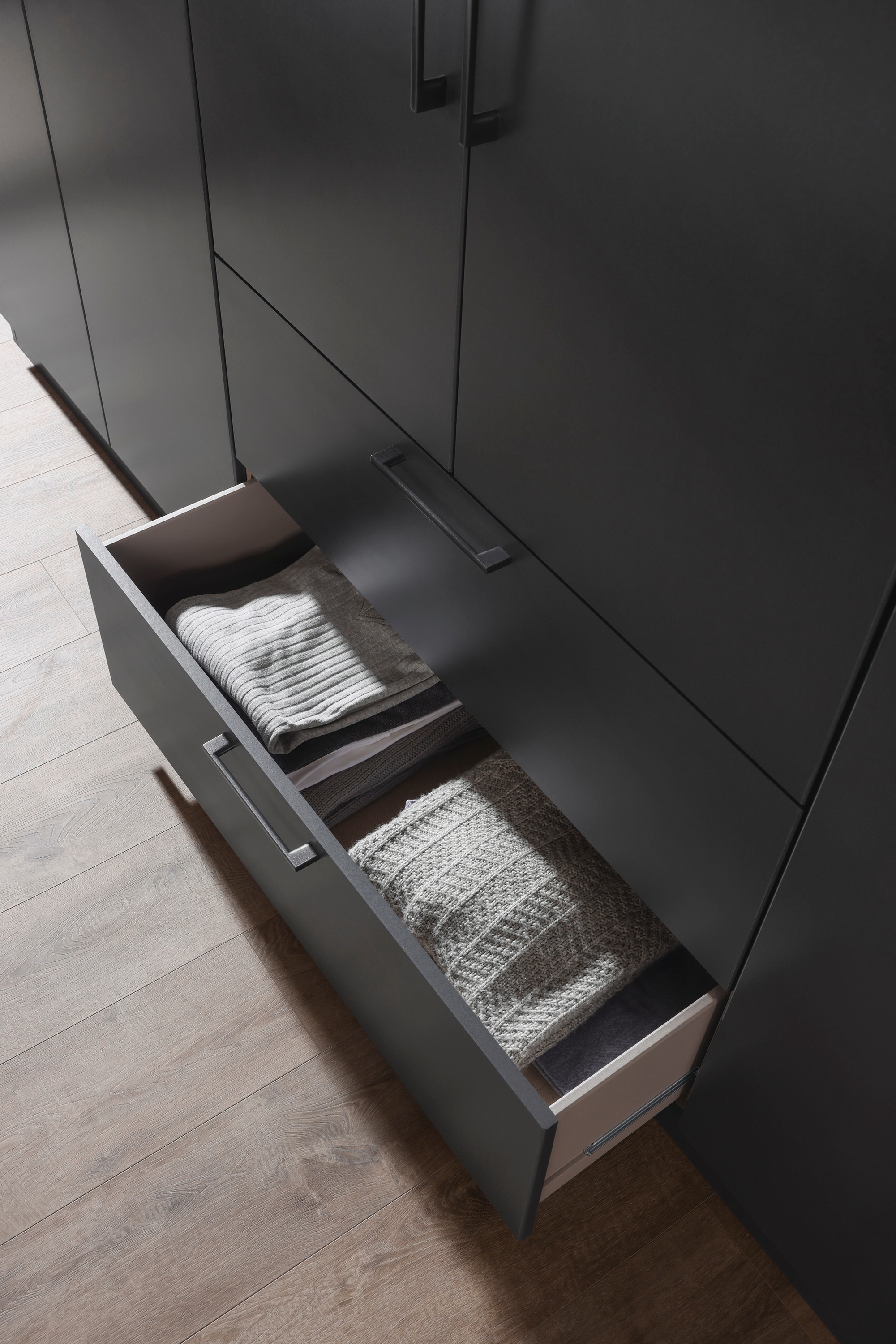 INOSIGN BY RAUCH Kleiderschrank »CHALLENGER«, Drehtürenschrank mit  geräumigen Schubladen MADE IN GERMANY