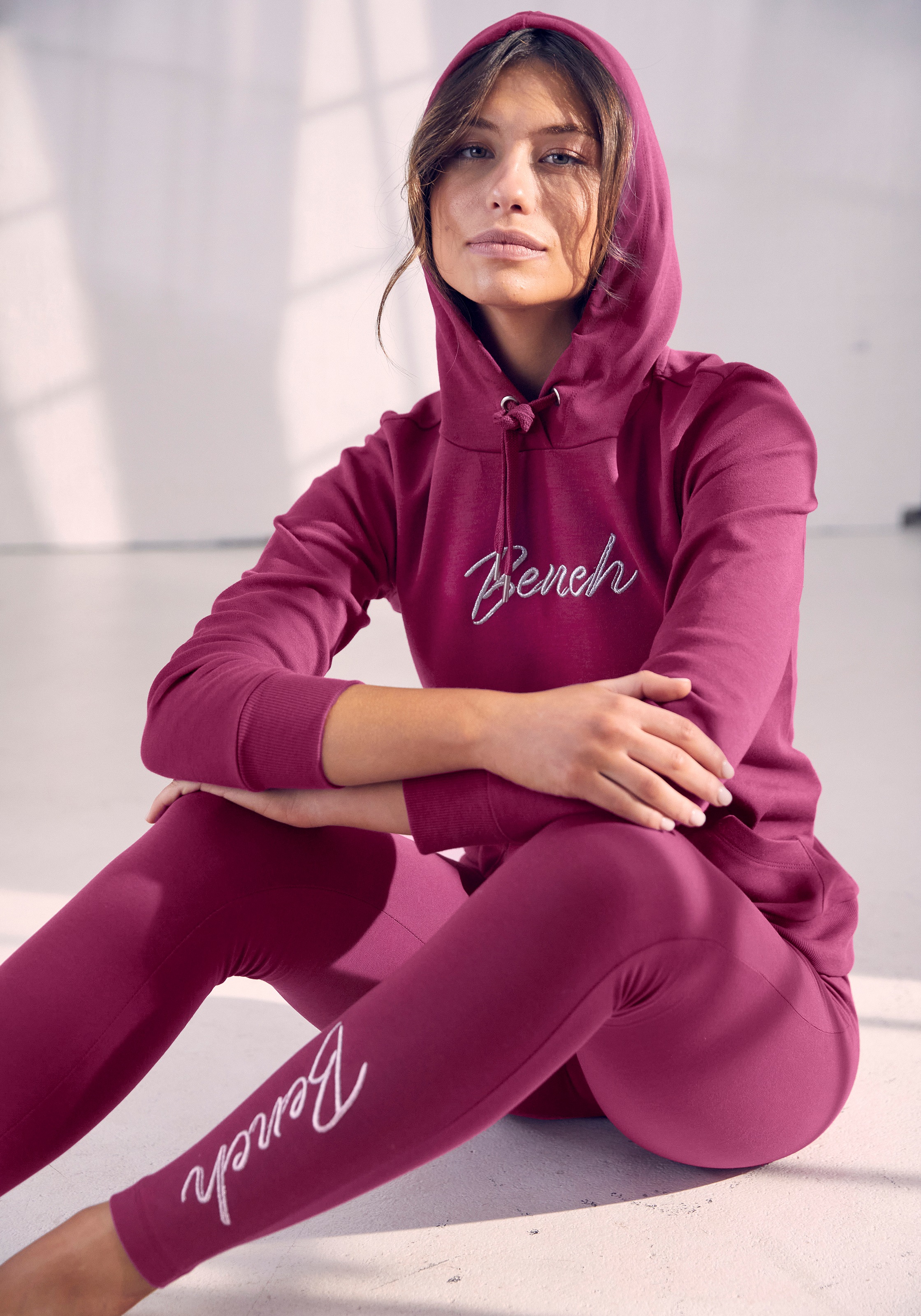 Bench. Loungewear Leggings, mit glitzernder Logostickerei auf dem Bein