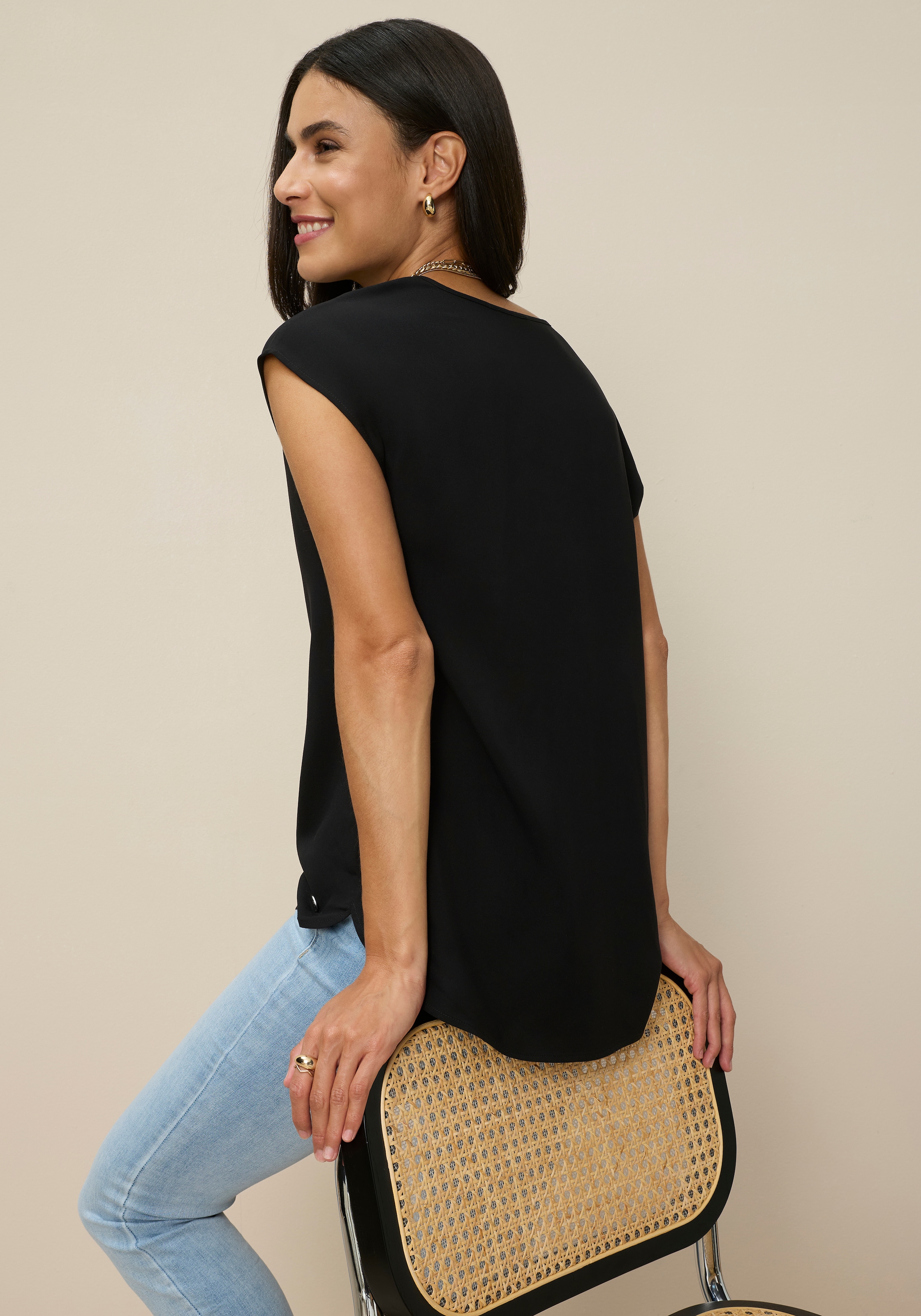 Tamaris Shirtbluse in Lässiger Form mit V-Ausschnitt