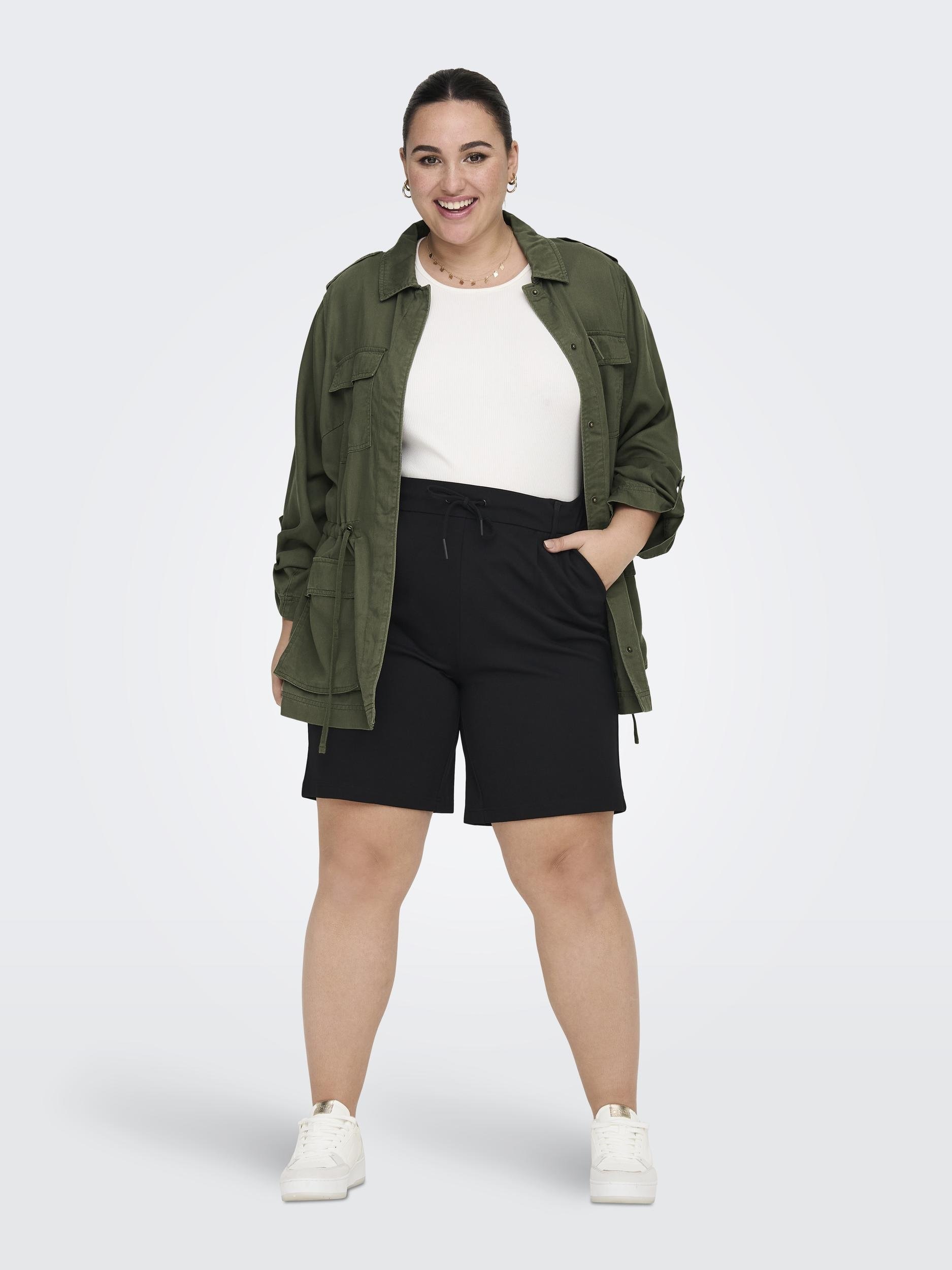 ONLY CARMAKOMA Shorts »CARGOLDTRASH«