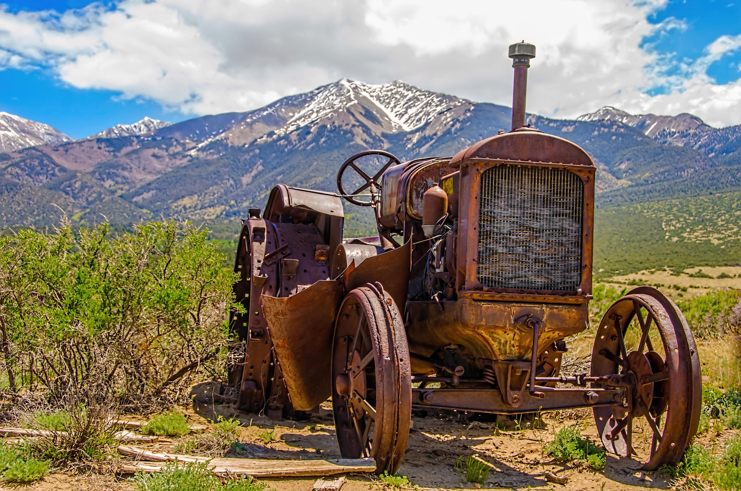 Papermoon Fototapete »OLDTIMER-LANDSCHAFT BERGE GEBIRGE VINTAGE AUTOS CARS« günstig online kaufen