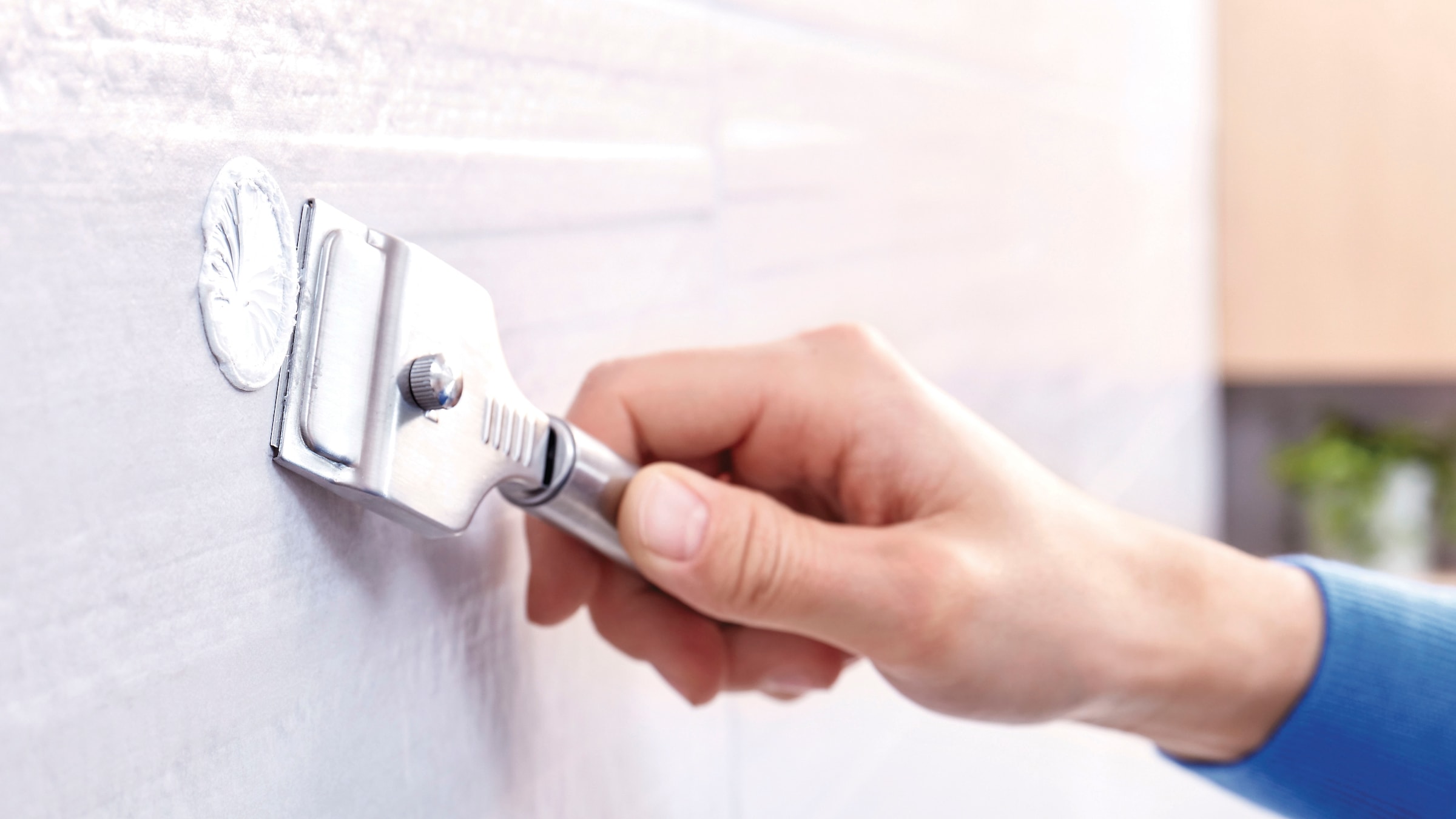 tesa Handtuchstange »EKKRO Badetuchstange ohne Bohren - 5 cm : 64,5 cm  : 6,0 cm« selbstklebende Handtuchhalterung - chrom - silber glänzend