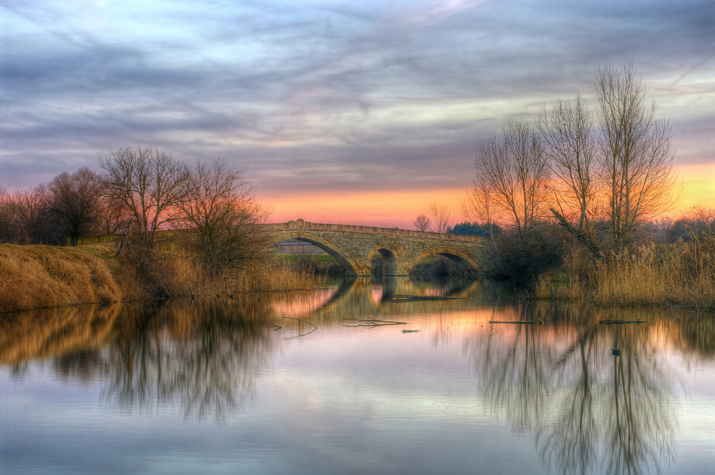 Papermoon Fototapete »STEIN-BRÜCKE-FLUSS SEE STRAND SONNE WALD BÄUME NATUR« günstig online kaufen