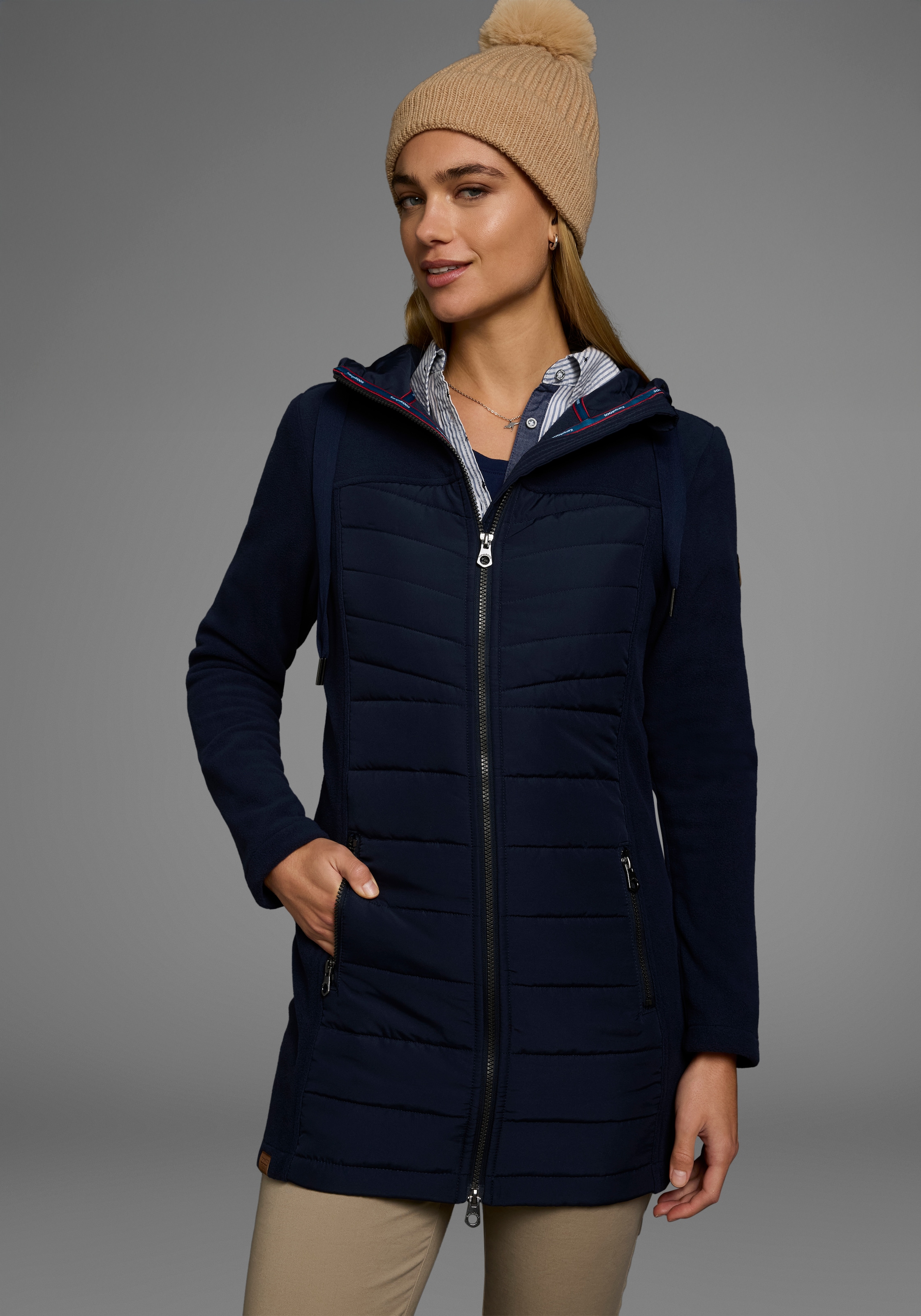 KangaROOS Langjacke, mit Kapuze, leichter Webstoff, figurbetonter Schnitt, mit Kapuze