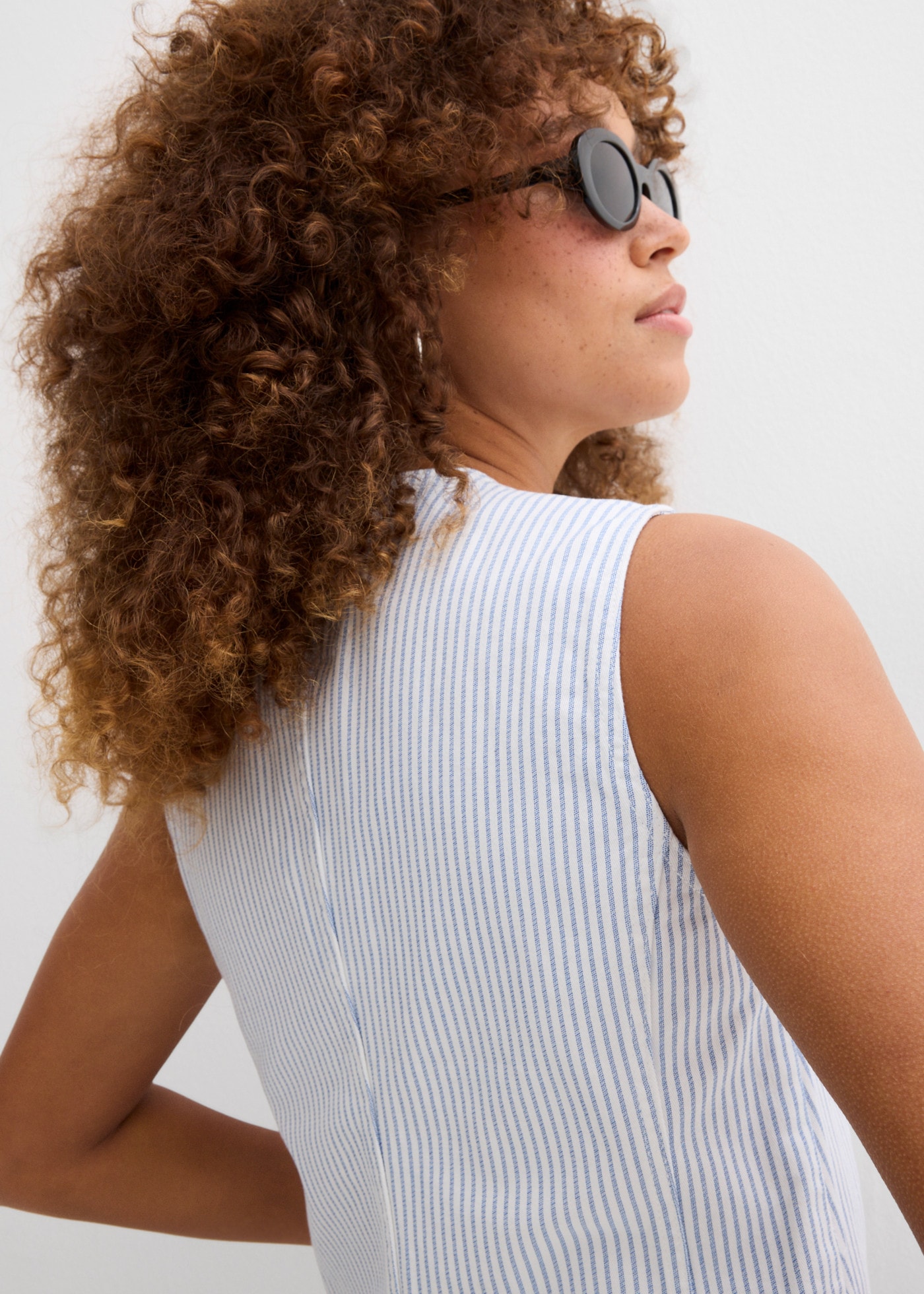 bonprix Jeansweste lockerer Schnitt, ohne Kragen, gestreiftes Design, mit Elasthan-Anteil
