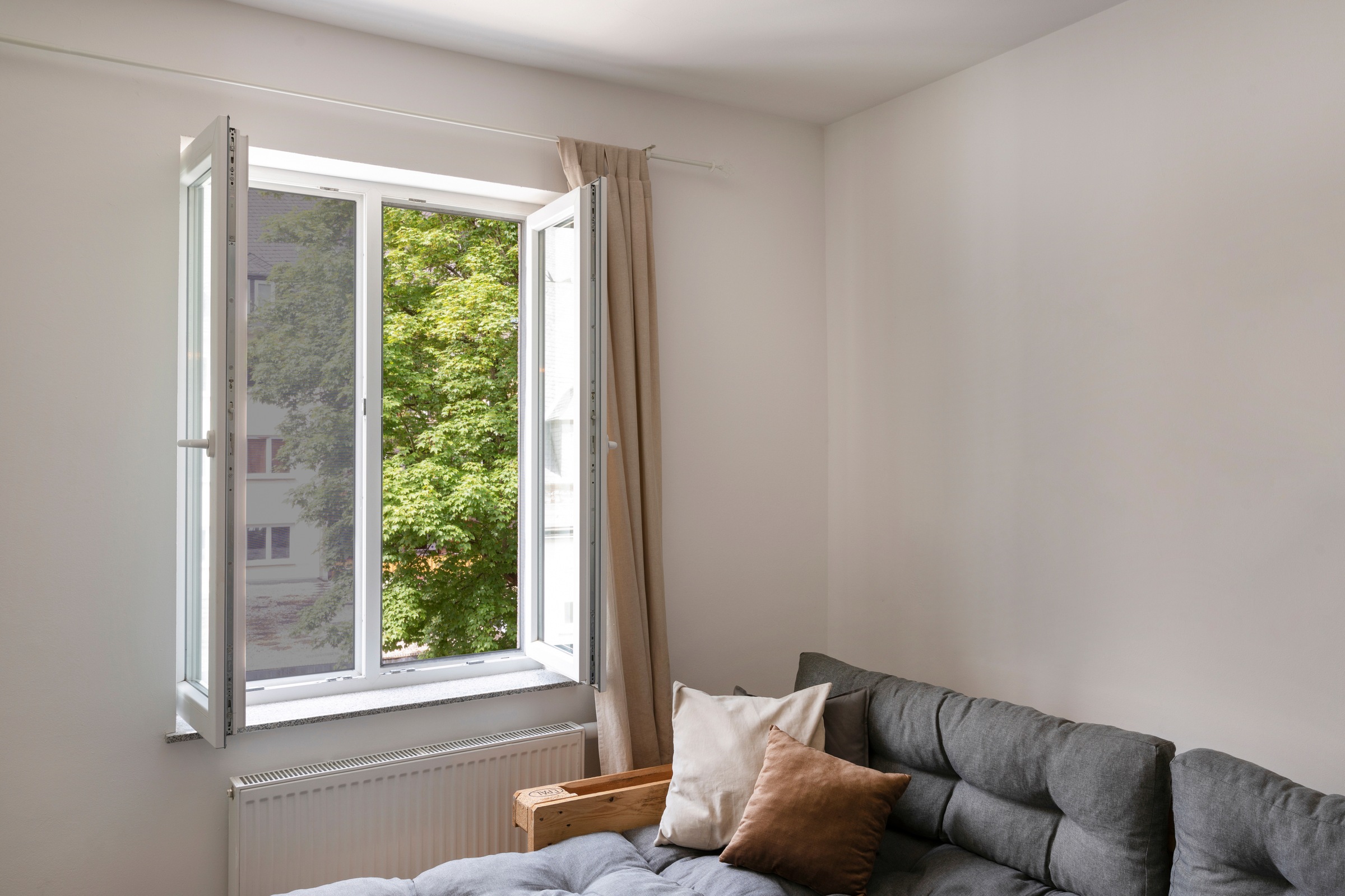 SCHELLENBERG Fliegengitter-Gewebe »aus Fiberglas in anthrazit und weiß«, Insektenschutz Rolle für Fenster und Tür, verschiedene Maße