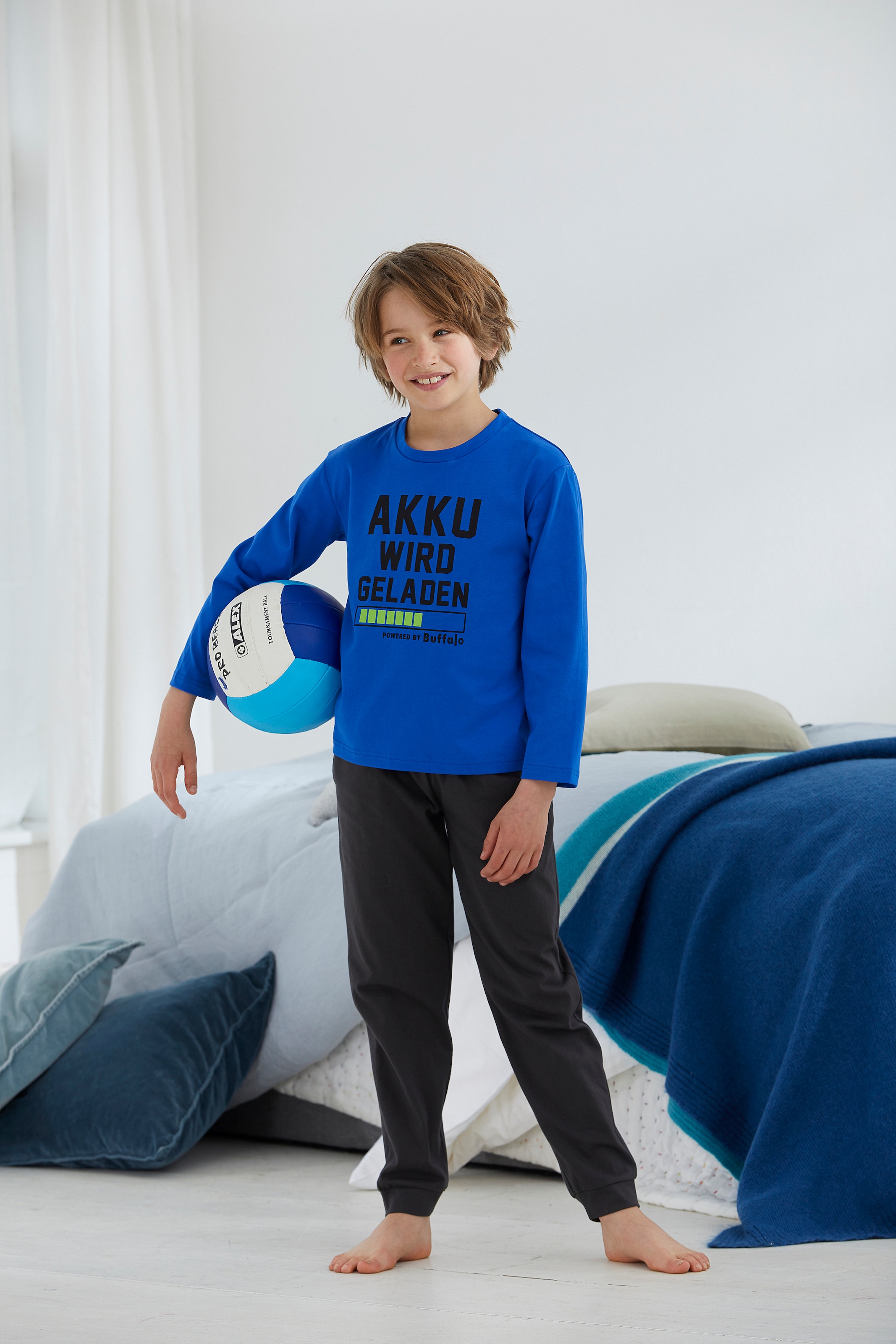 Buffalo Pyjama, (2 tlg., 1 Stück), Schlafanzug mit Spruch Akku wird geladen