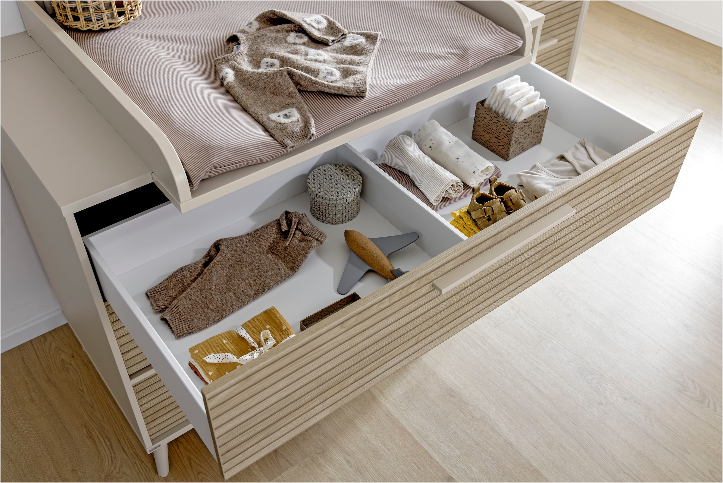 PAIDI Wickelkommode »EEFJE Kommode in modernem Design, Cashmere-Beige mit Groovy-Oak«, bis 50 kg, in verschiedenen Breiten und Ausführungen, 124 cm