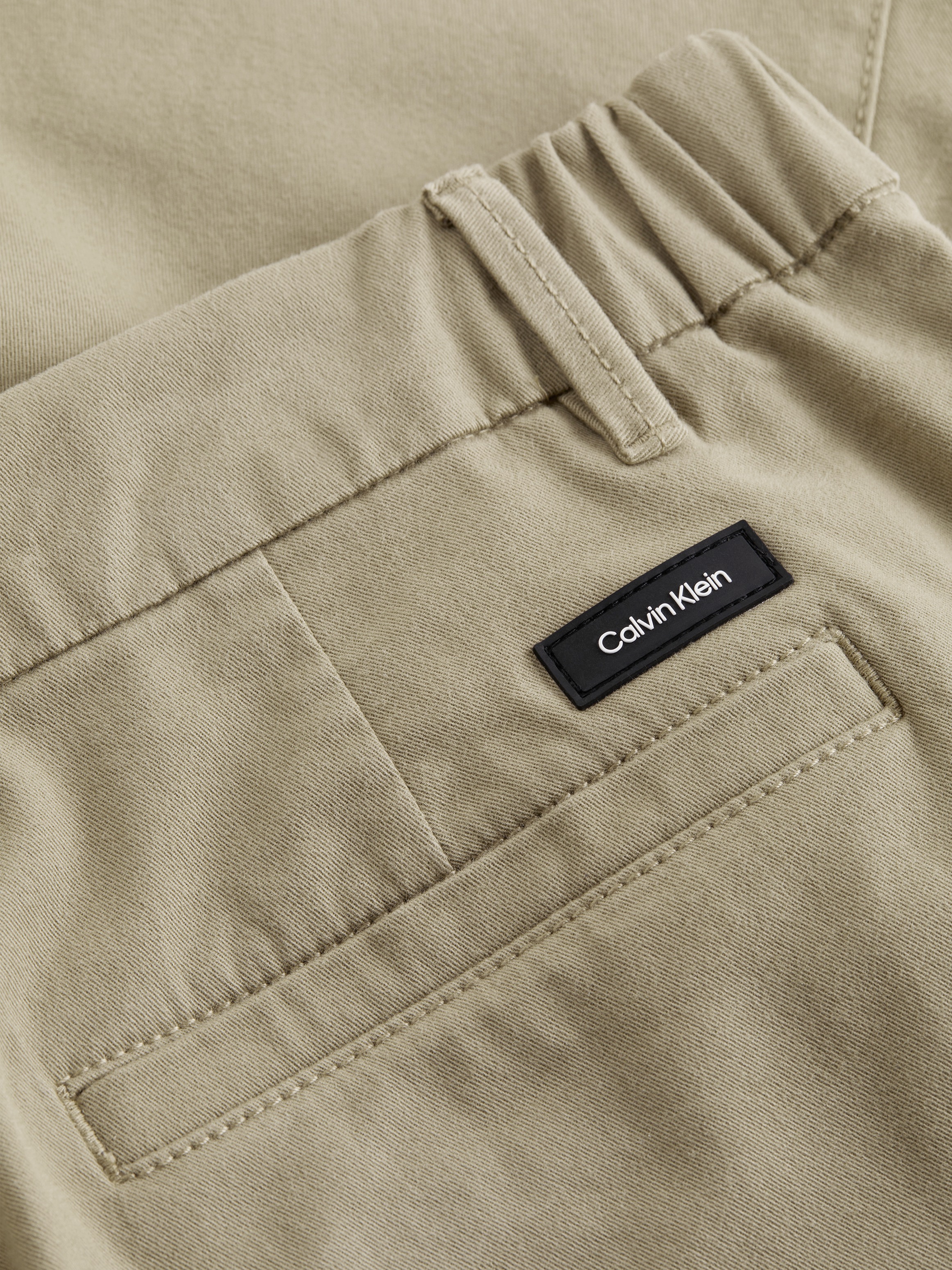 Calvin Klein Cargoshorts »MODERN TWILL CARGO SHORT«, mit Logo-Patch