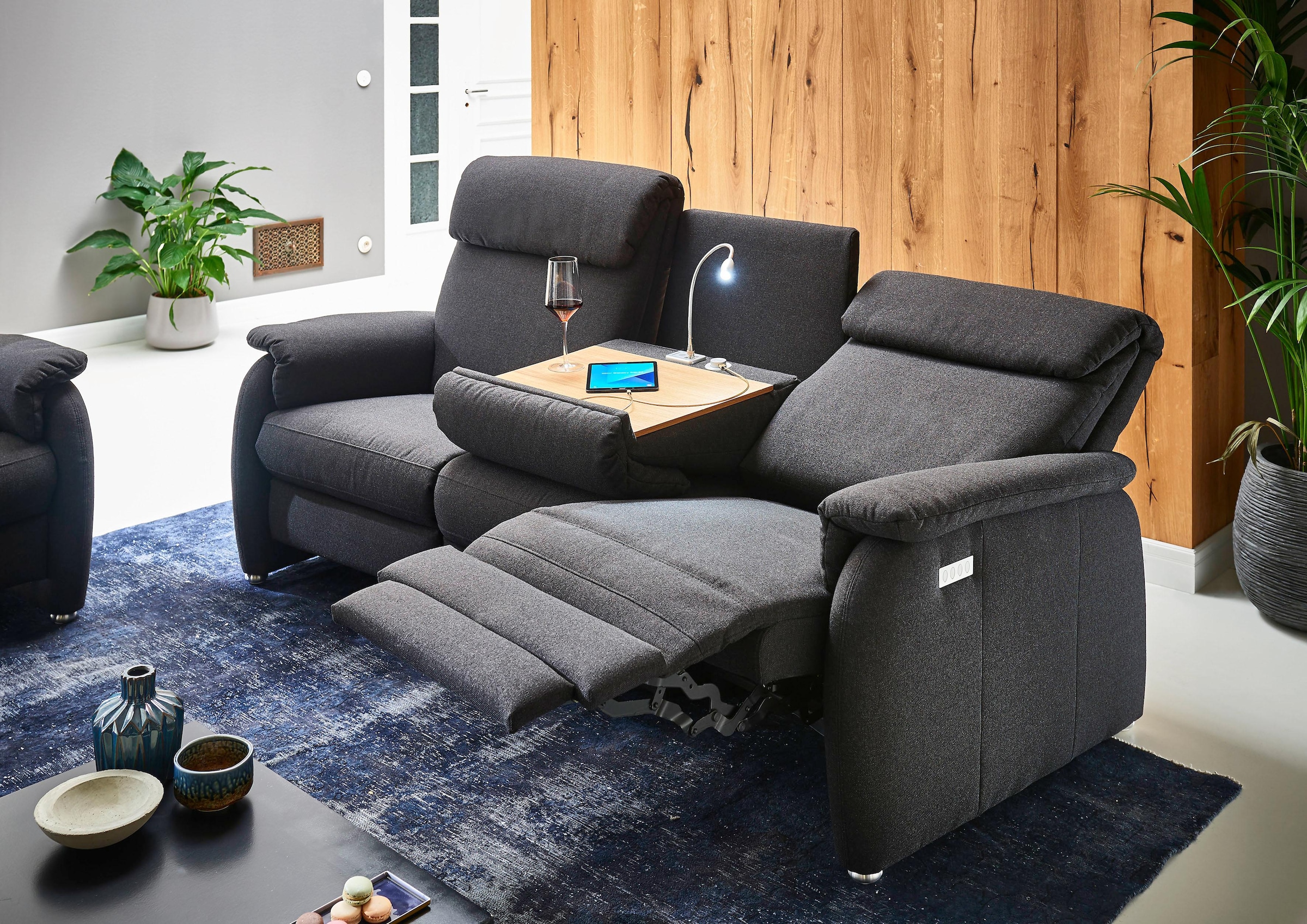 Home affaire Sofa »Turin«, mit motorischer Relaxfunktion, Tisch, Leuchte + USB-Ladestation