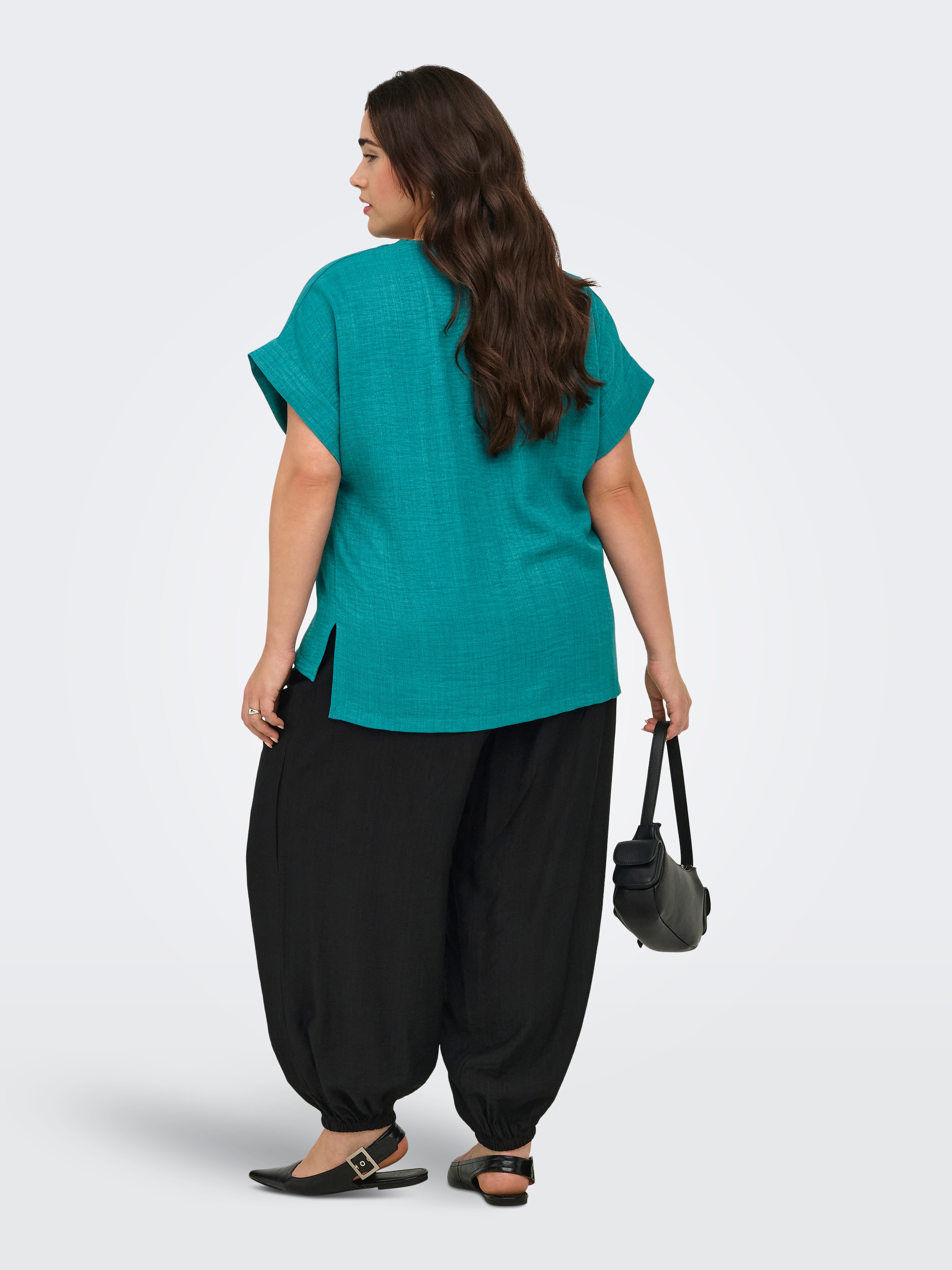 ONLY CARMAKOMA Kurzarmbluse »CARBAY S/S V-NECK TOP WVN« Kunstfaser, regular fit