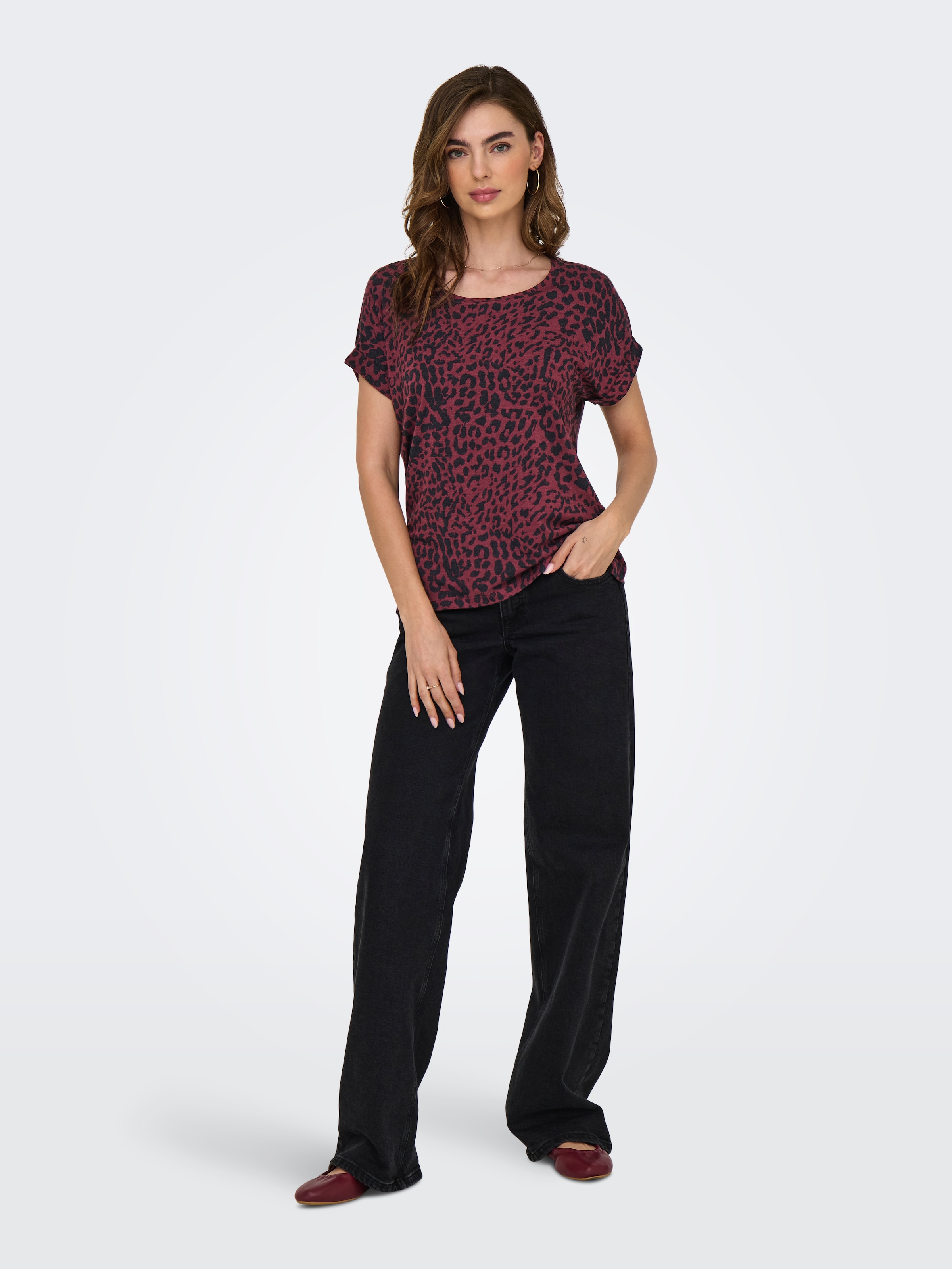 ONLY Kurzarmshirt »ONLMOSTER – Shirt mit Animal-Print und lockerem Schnitt« animal-print, modisch, loose fit, Viskosemischung, Rundhals