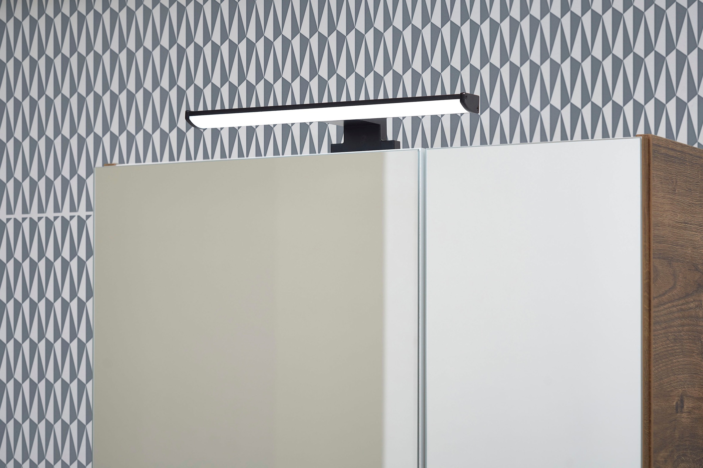 Saphir Spiegelschrank »Quickset 374 Badschrank, 2 Spiegeltüren, 2 Einlegeböden, 60 cm breit«, inkl. LED-Beleuchtung, Türdämpfer, Schalter-/Steckdosenkombination