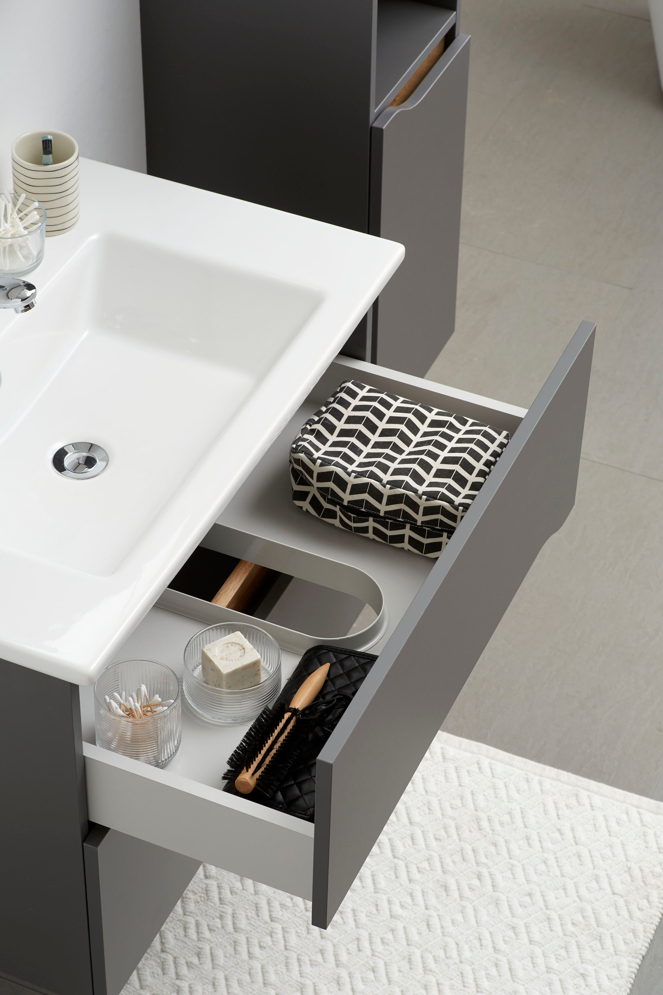 Saphir Badmöbel-Set »Quickset 3-teilig, Keramik-Waschtisch und LED-Spiegelschrank«, (5 St.), mit Midischrank, 2 Türen, 1 Nische, 2 Schubladen, inkl. Türdämpfer