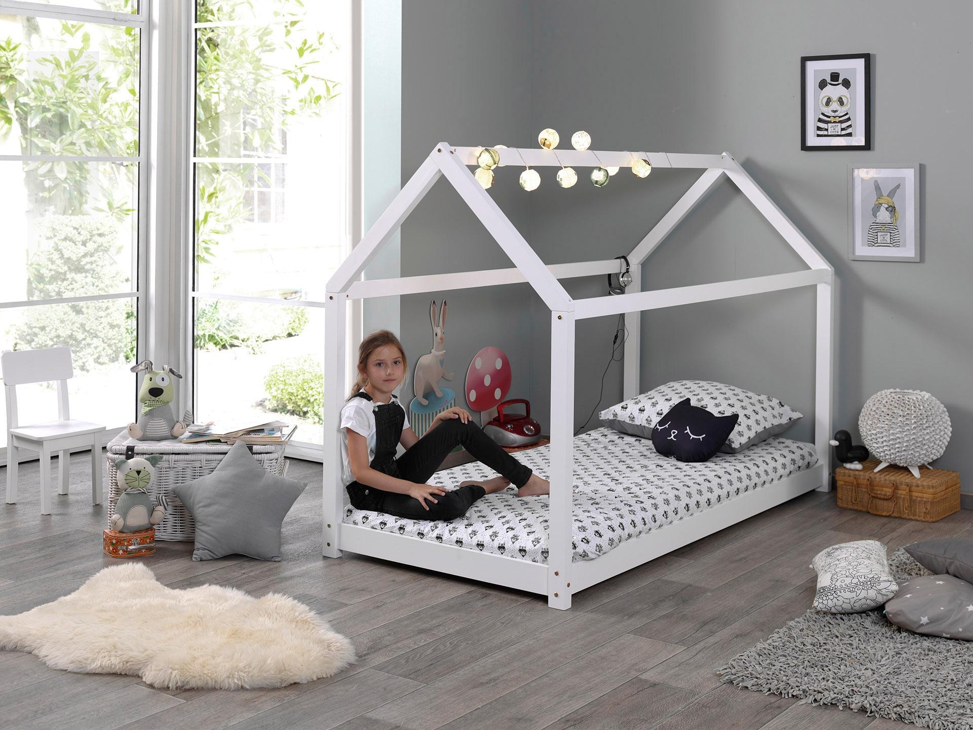 Vipack Kinderbett »Cabane, Kiefer massiv, Made in Europe, inklusive Rolllattenrost«, (wahlweise in 2 Farben und 2 Größen erhältlich), Bodenfreiheit ca. 2,5 cm zur besseren Belüftung, stabil gebaut