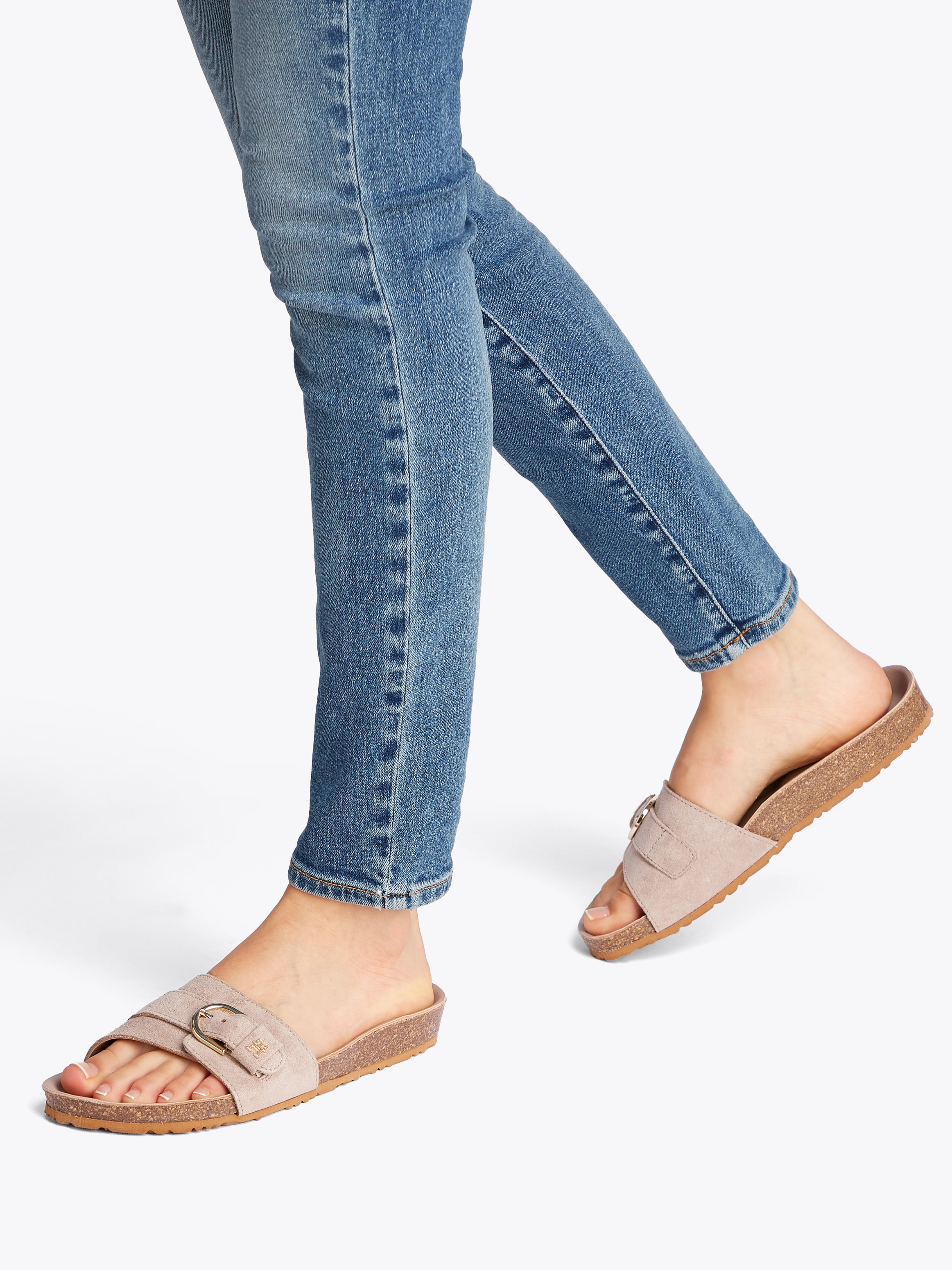 Tommy Hilfiger Pantolette »SOFT SUEDE ADJUSTABLE MULE«, Keilabsatz, Sommermode, Schlupfschuh, Flats mit TH-Logo