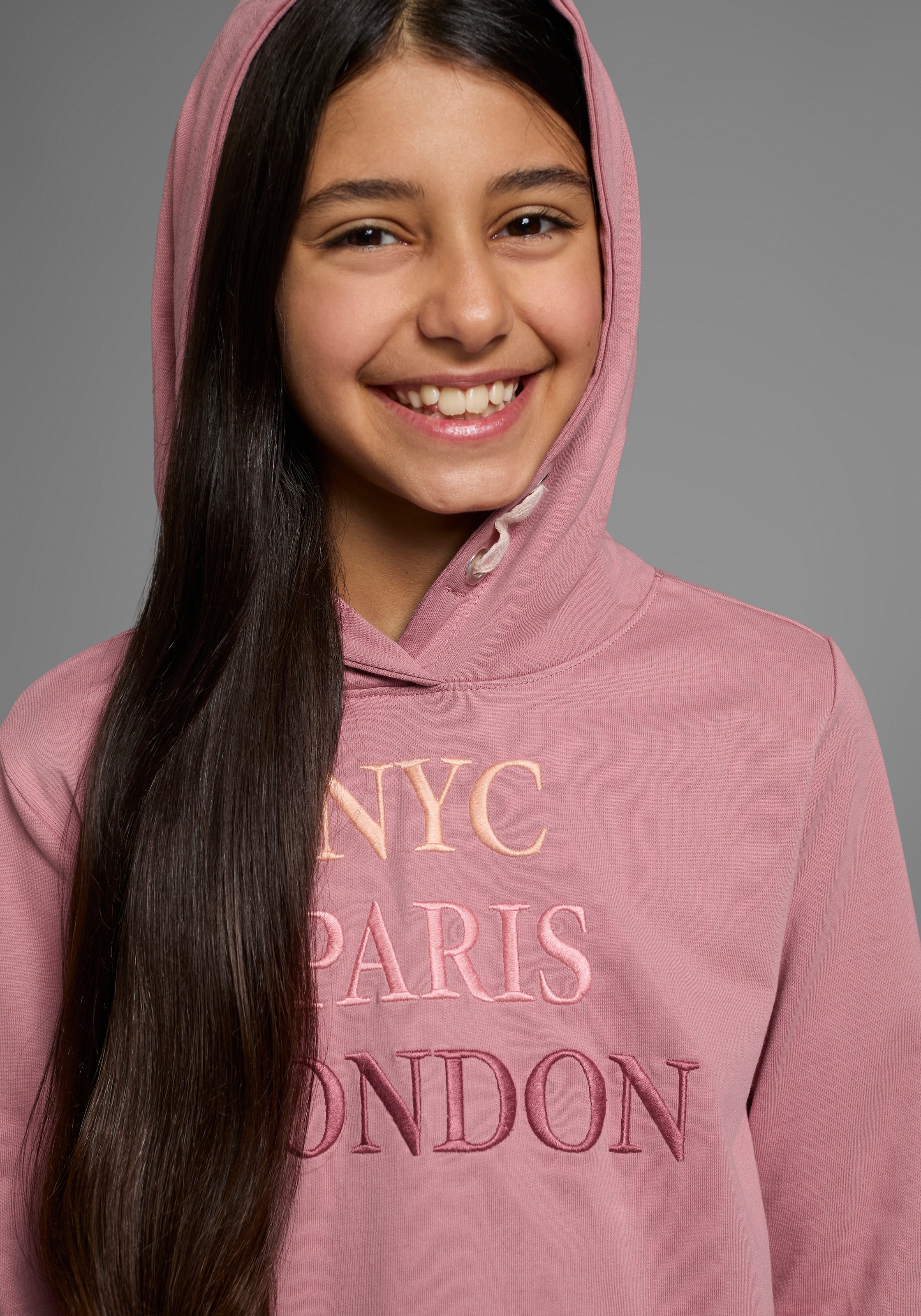 KIDSWORLD Kapuzensweatshirt »NYC Paris London - Stickerei«, Langarm,  gerade Passform,  bedruckt,  Kapuze,  aus Baumwolle
