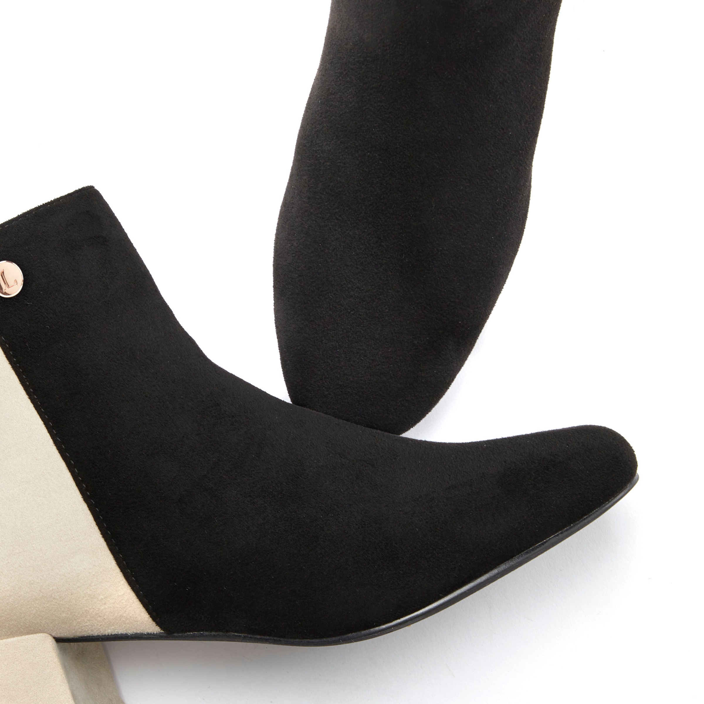 LASCANA Stiefelette, mit raffiniertem Detail und Blockabsatz, kurzer Stiefel VEGAN