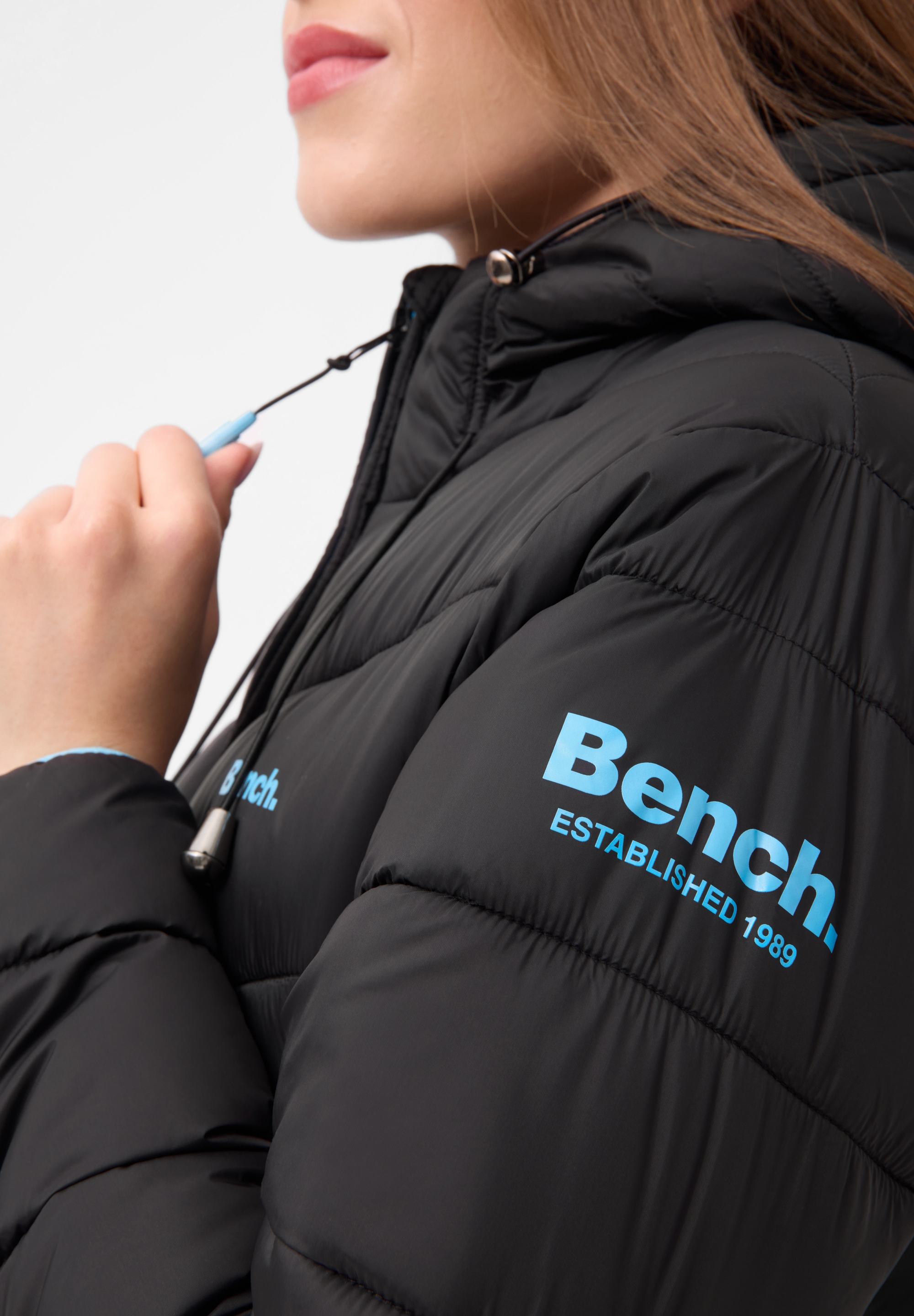 Bench. Steppjacke »JIYRA« mit Kapuze leichte, taillierte Übergangsjacke mit breiter Steppung und Kapuze