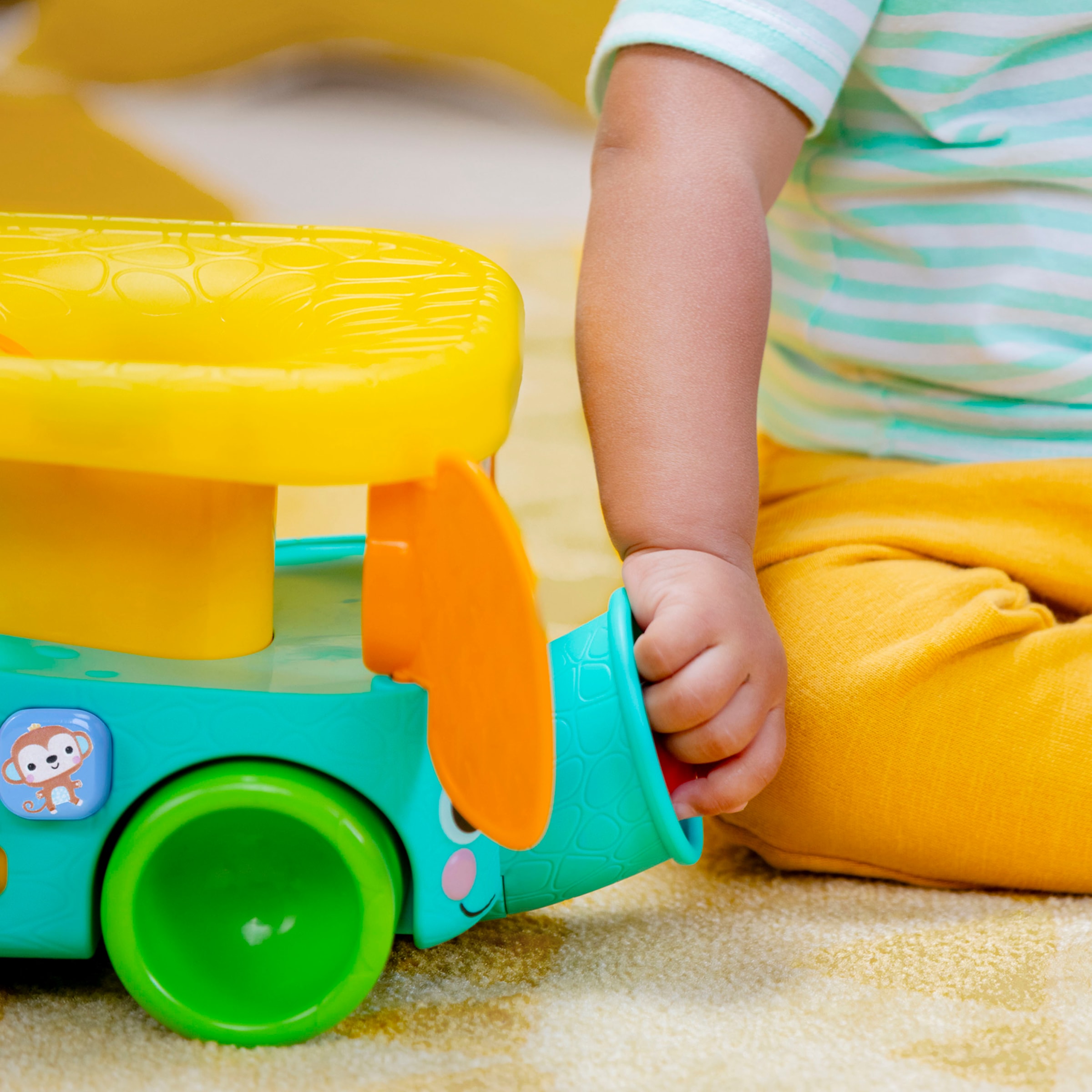 Bright Starts Lernspielzeug »Pop & Roll Safari Bus Ball Play Toy«, mit Licht und Sound